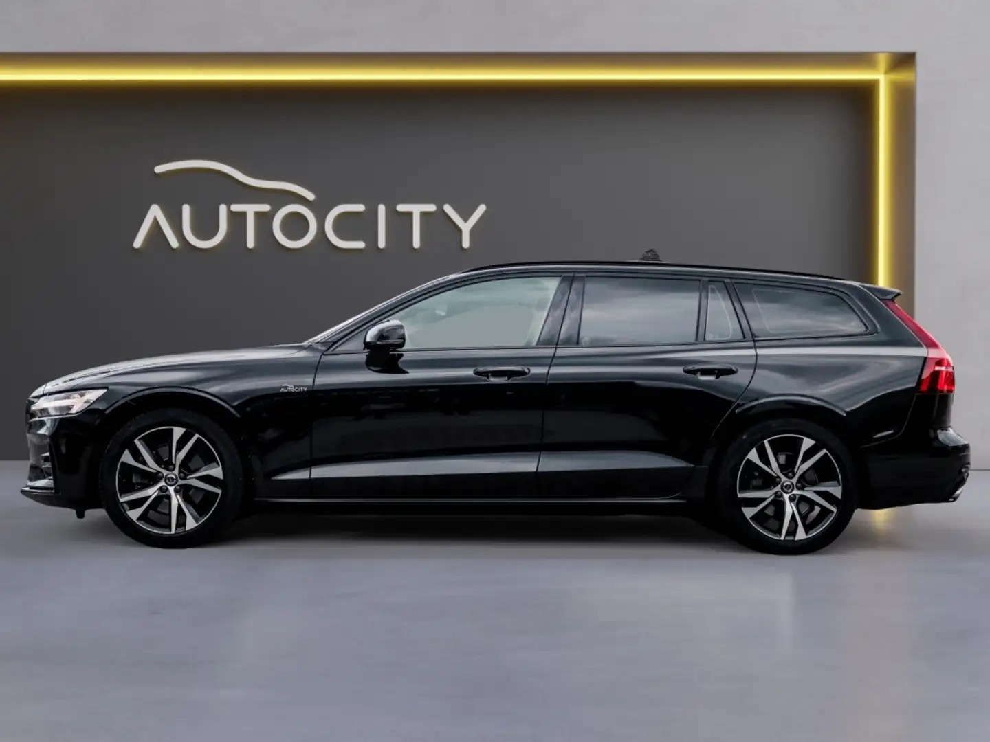 Volvo V60 kombi B3 R Design Pano l Harman l Leder l Winterpa Zwart - 2