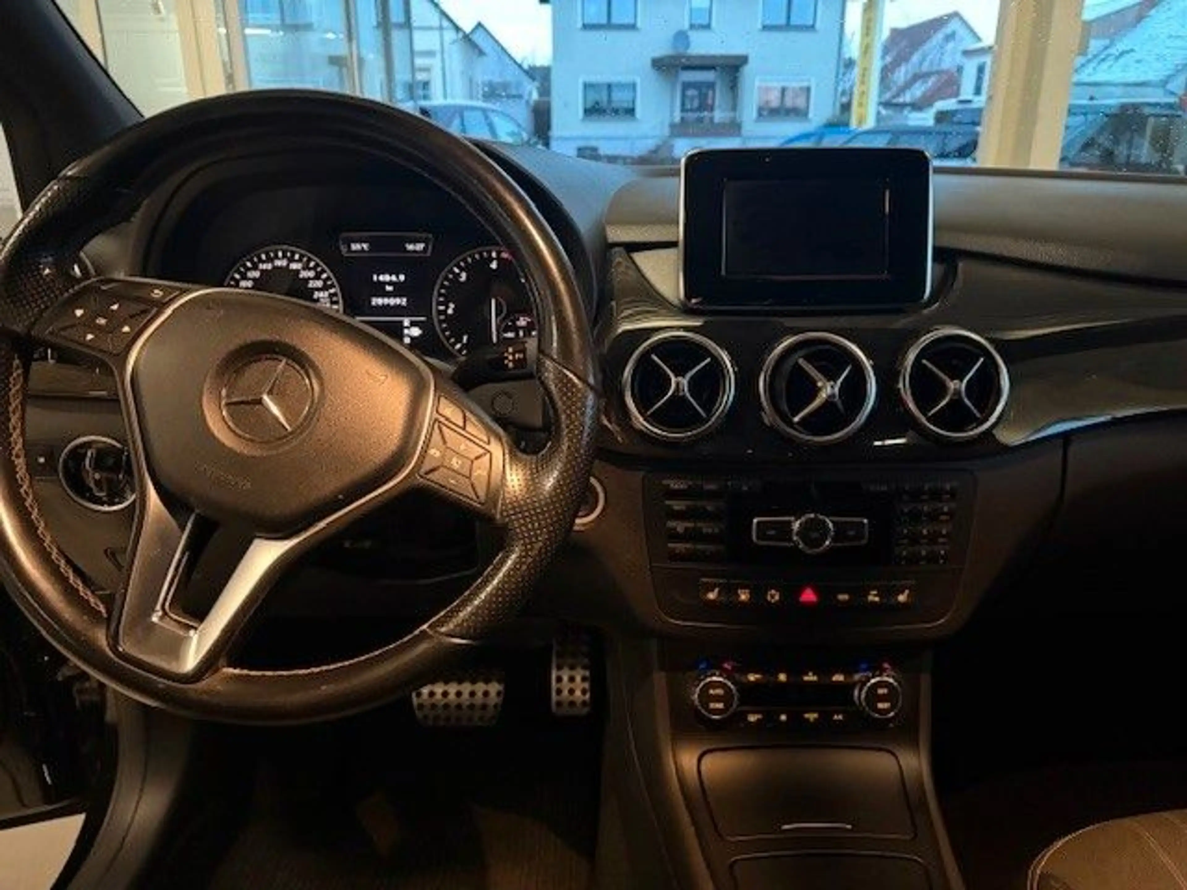 Mercedes-Benz B 200 B B 200 CDI — photo 11