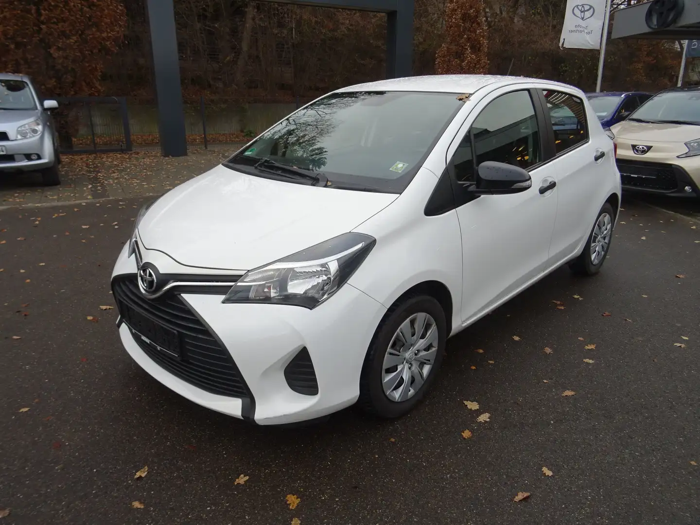 Toyota Yaris Basis Weiß - 1