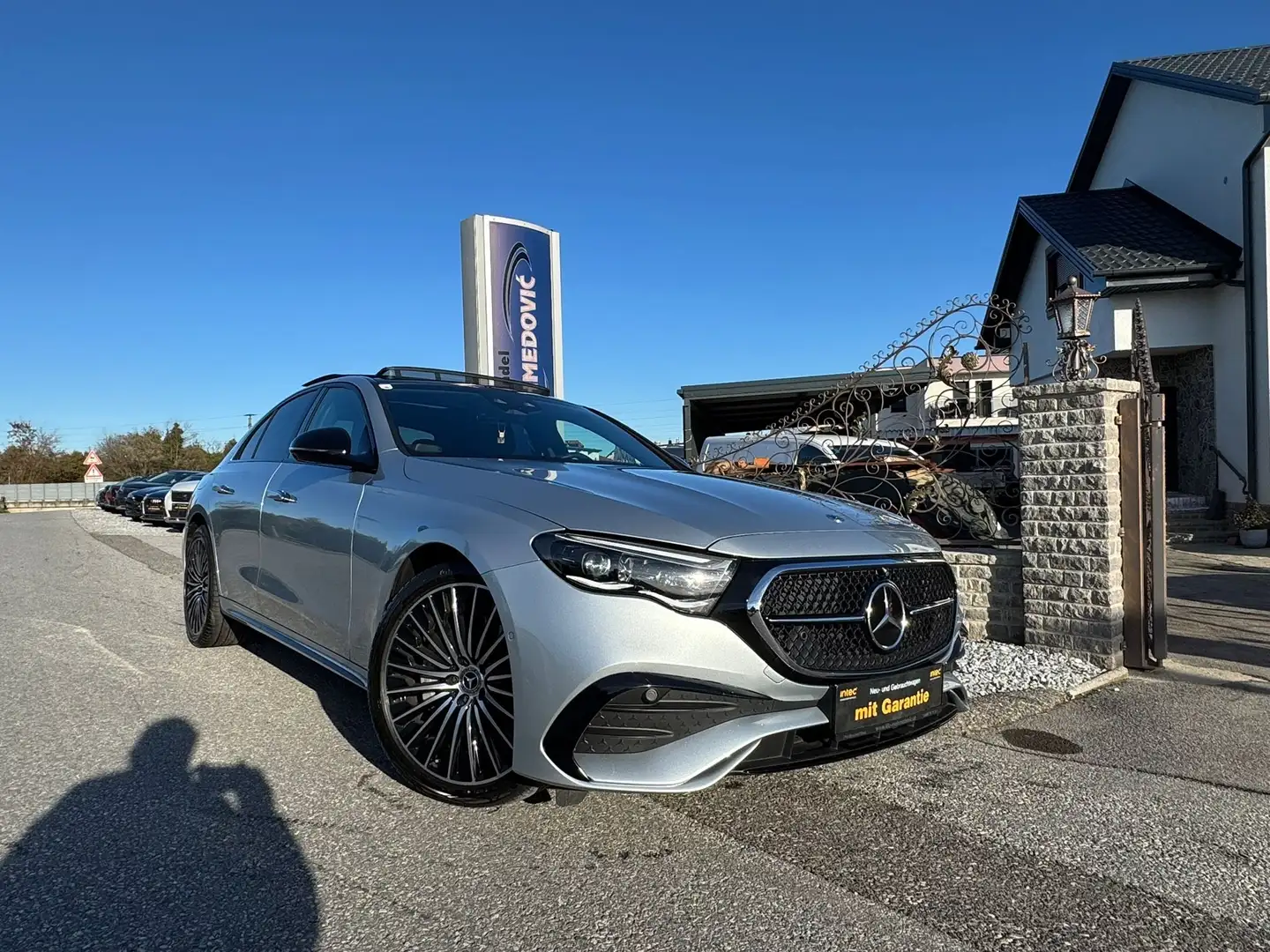 Mercedes-Benz E 220 220d MHEV 4Matic Aut. Silber - 2