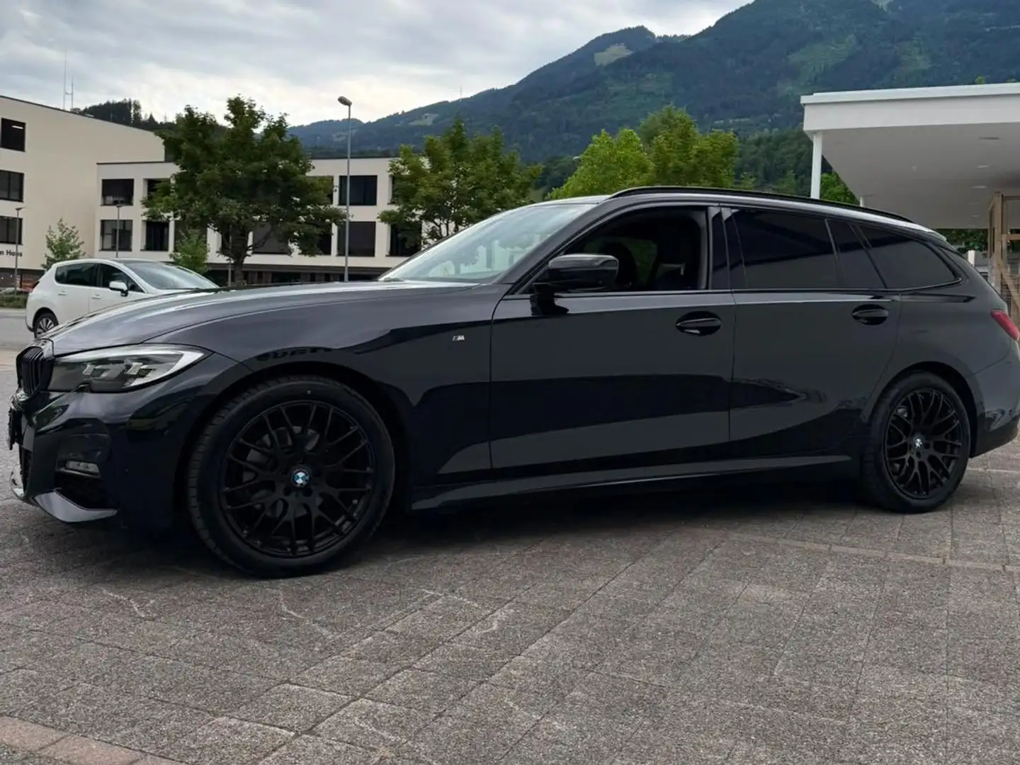 BMW 320 320 d xDrive M Sport Schwarz - 2