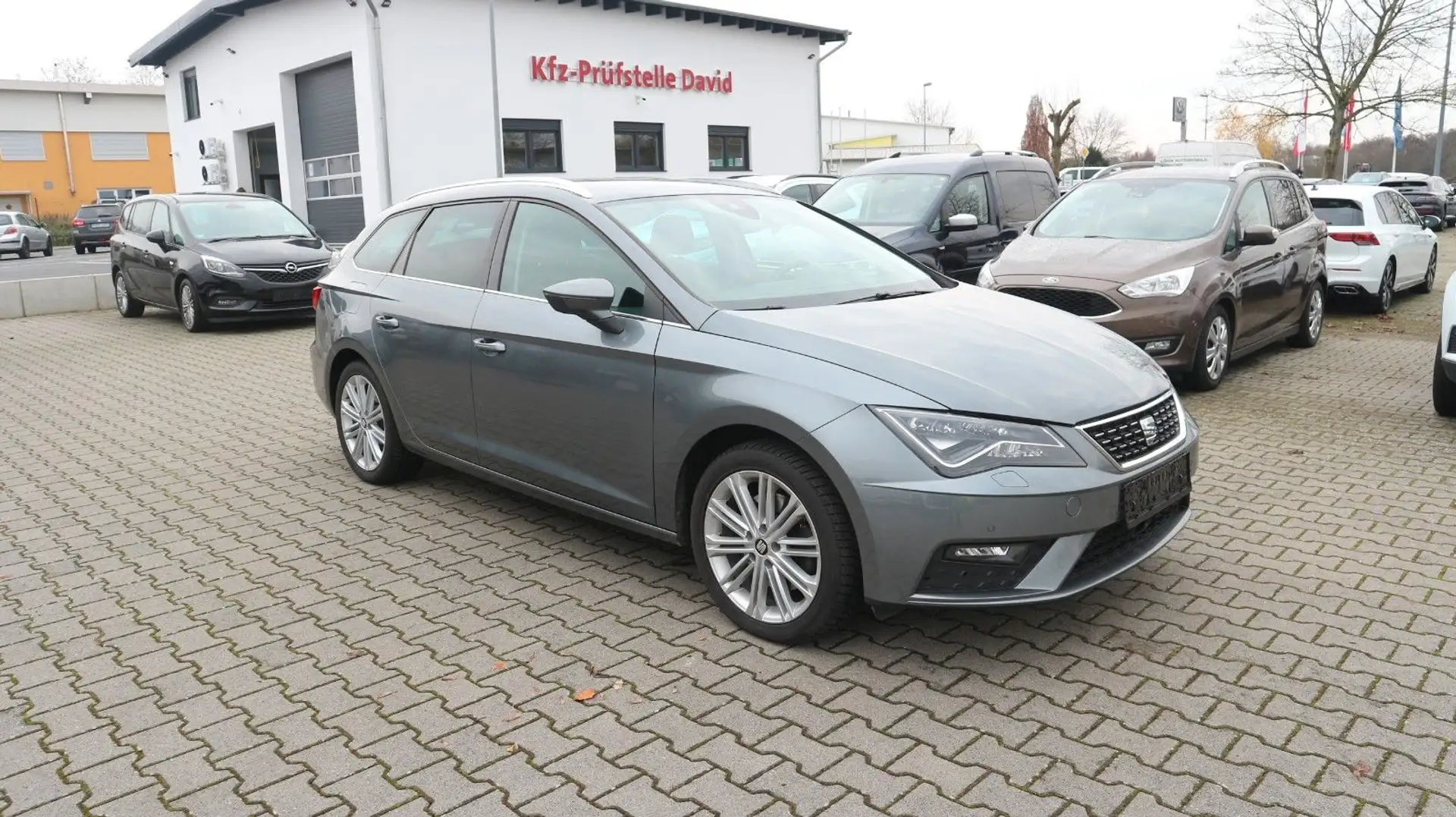 SEAT Leon ST 1.8 TSI Xcellence Grijs - 2