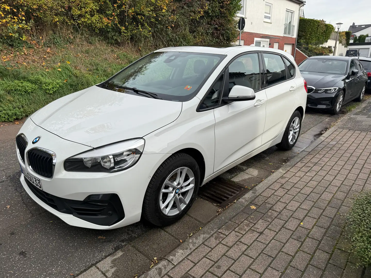 BMW 216 216d Panorama Sportsitze SHZ PDC Navi Klima uvm Weiß - 1