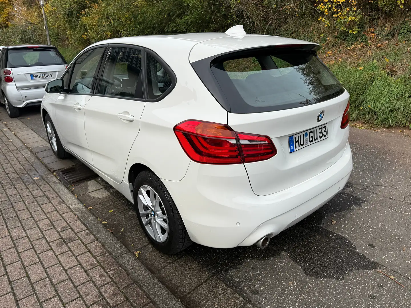 BMW 216 216d Panorama Sportsitze SHZ PDC Navi Klima uvm Weiß - 2