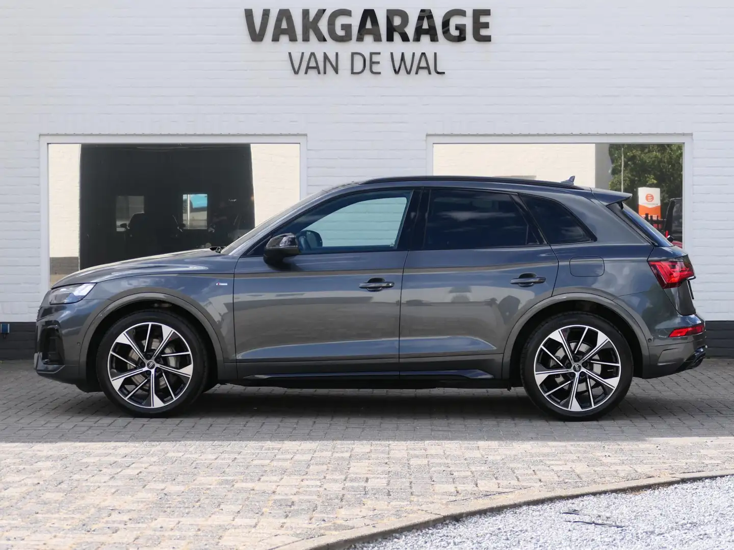 Audi Q5 55 TFSI e S edition | S-line | Black optic | Lucht Gris - 2