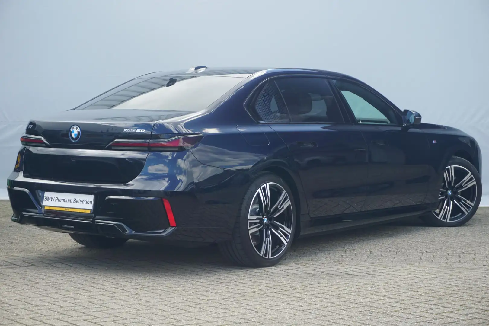 BMW i7 xDrive60 M Sport Individual Interieur / Skylounge Noir - 2