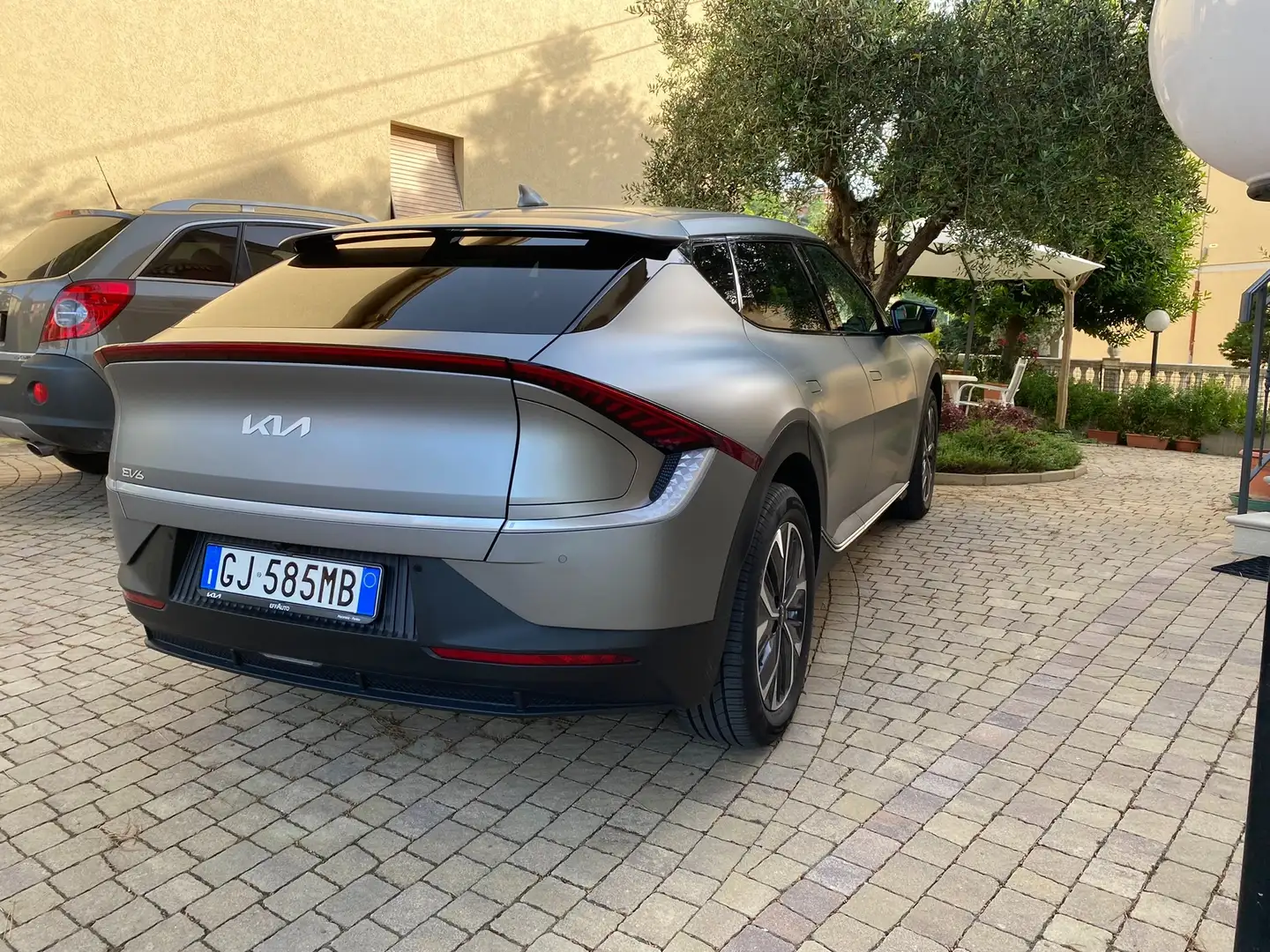 Kia EV6 EV6 2021 77,4 kWh Air s/Comfort Pack awd Grigio - 2