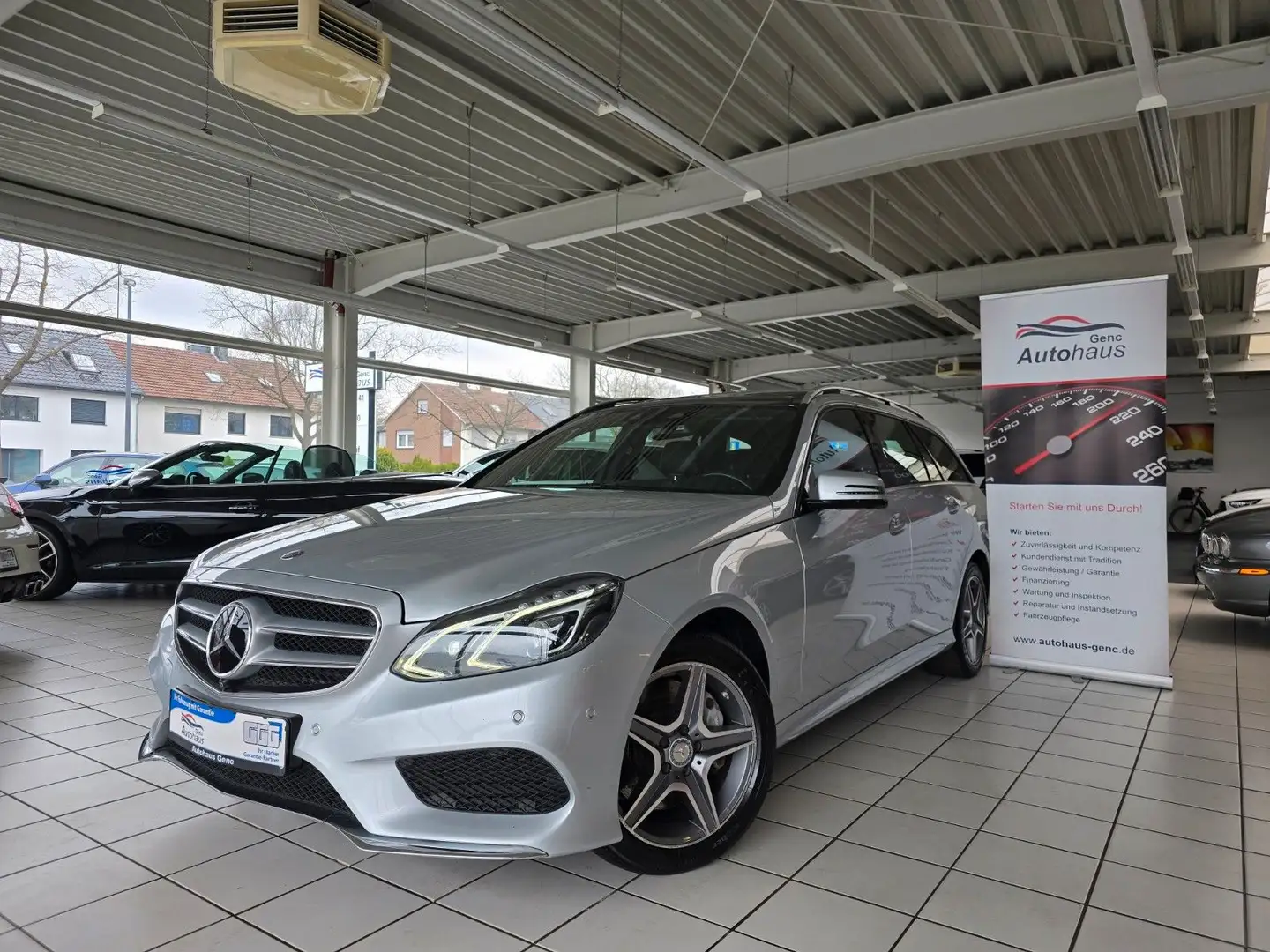 Mercedes-Benz E 350 E350 BlueTec T-Modell AMG Line LED Panorama Zilver - 1