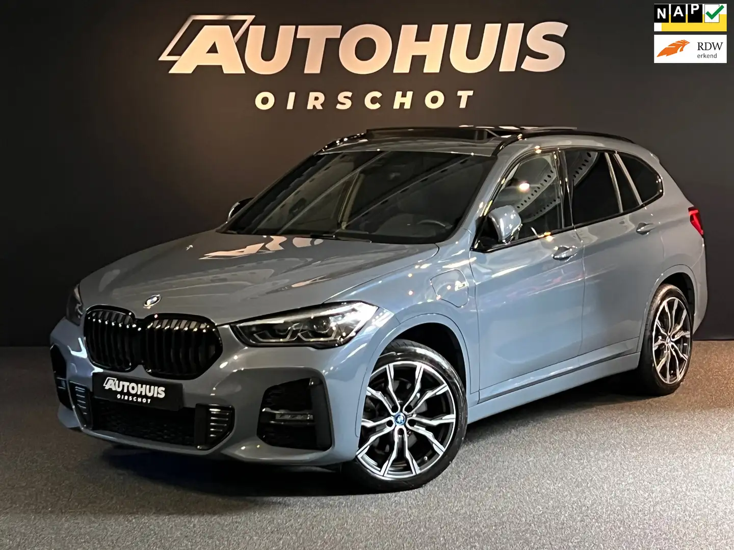 BMW X1 XDrive25e High Executive Edition M Pano/ 19”/ Came Grijs - 1