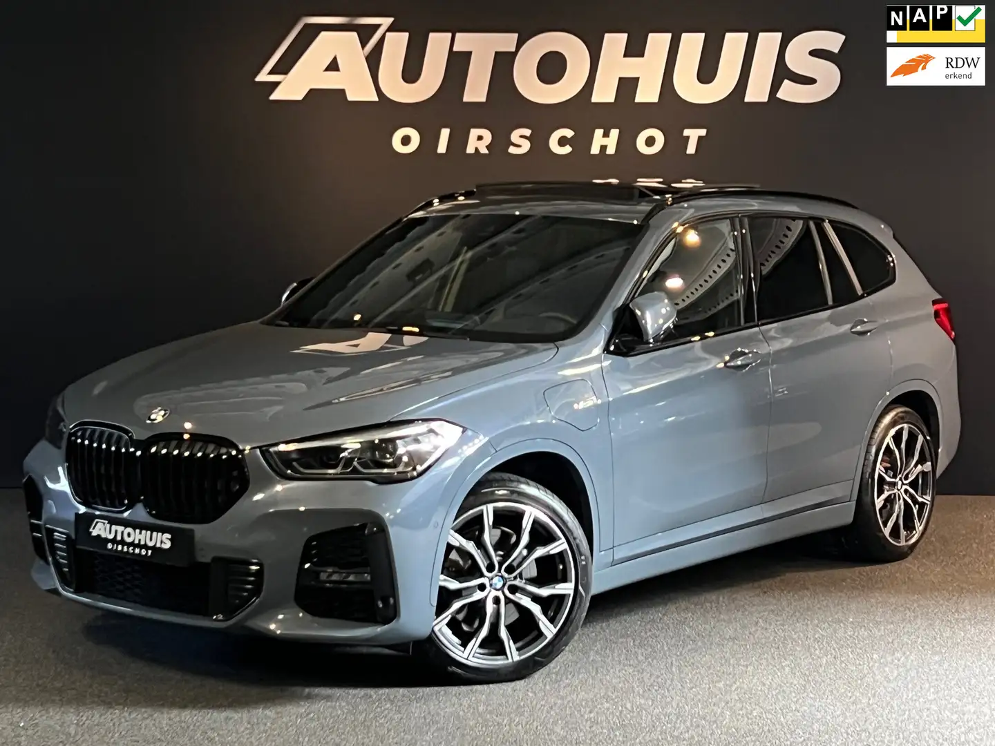 BMW X1 XDrive25e High Executive Edition M Pano/ ACC/ Came Grijs - 1