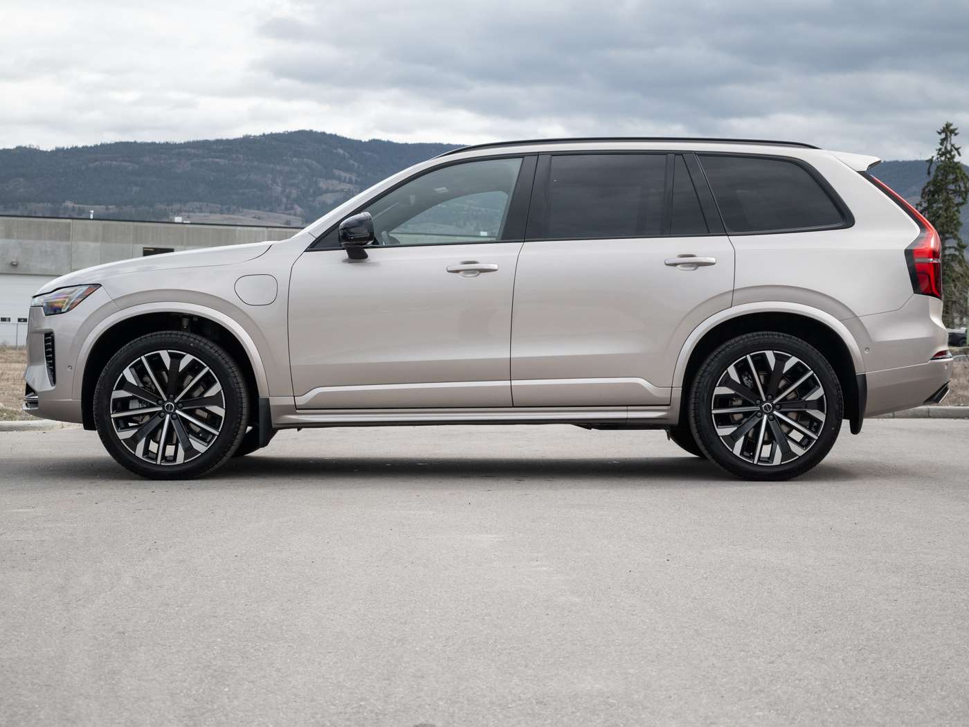 2026 Volvo XC90 T8 PLUS DARK THEME thumb 6