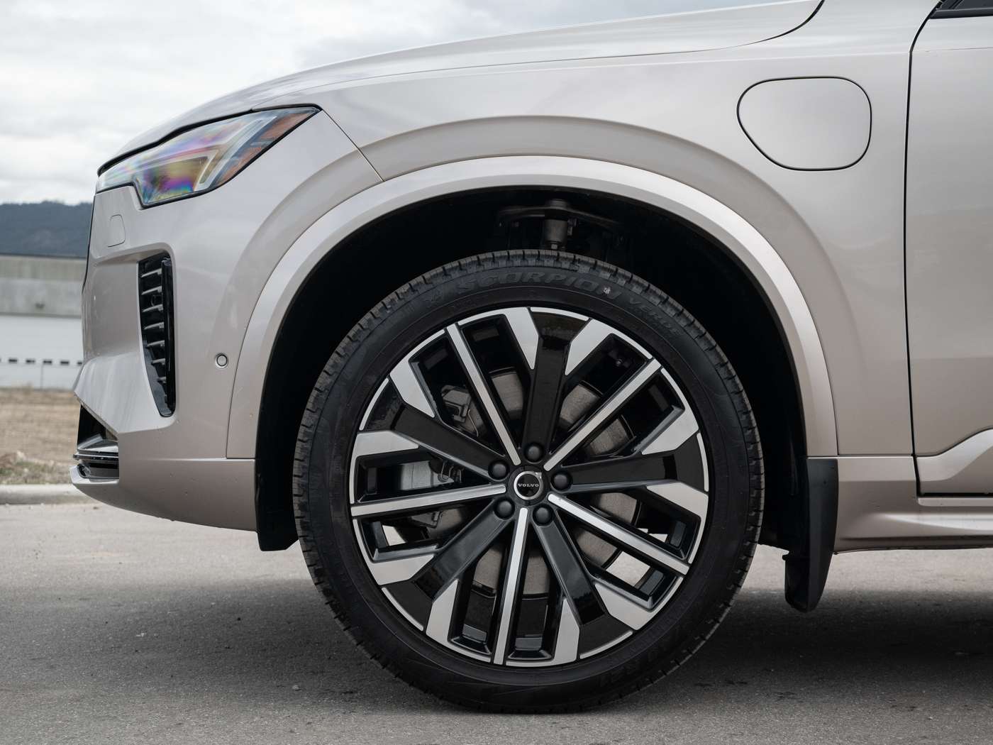 2026 Volvo XC90 T8 PLUS DARK THEME thumb 9