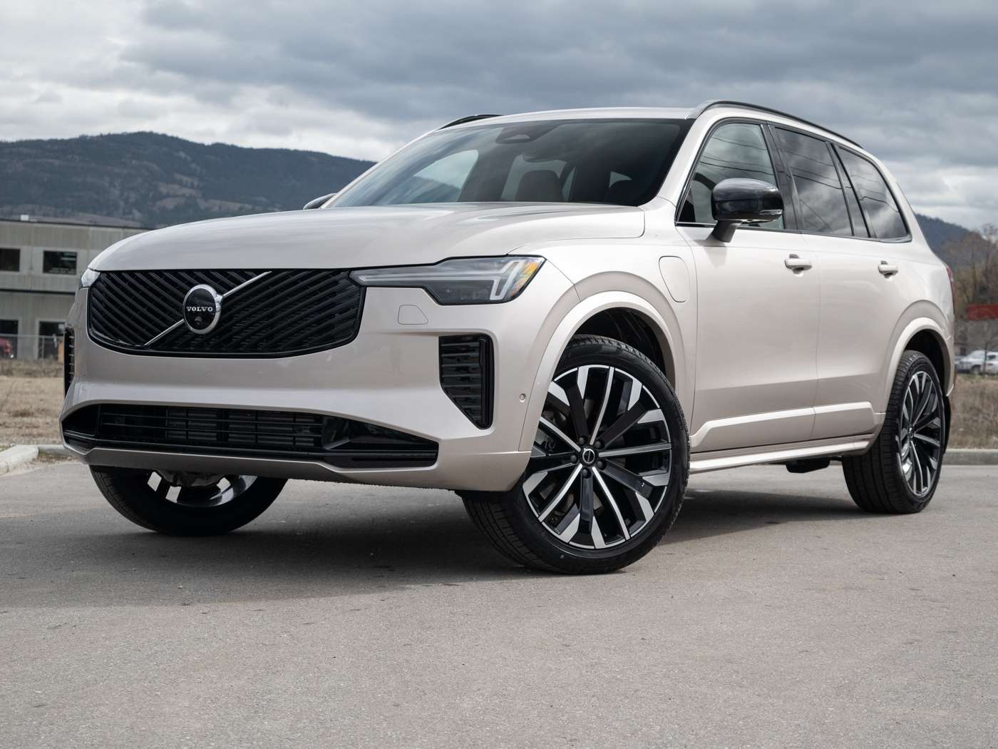 2026 Volvo XC90 T8 PLUS DARK THEME