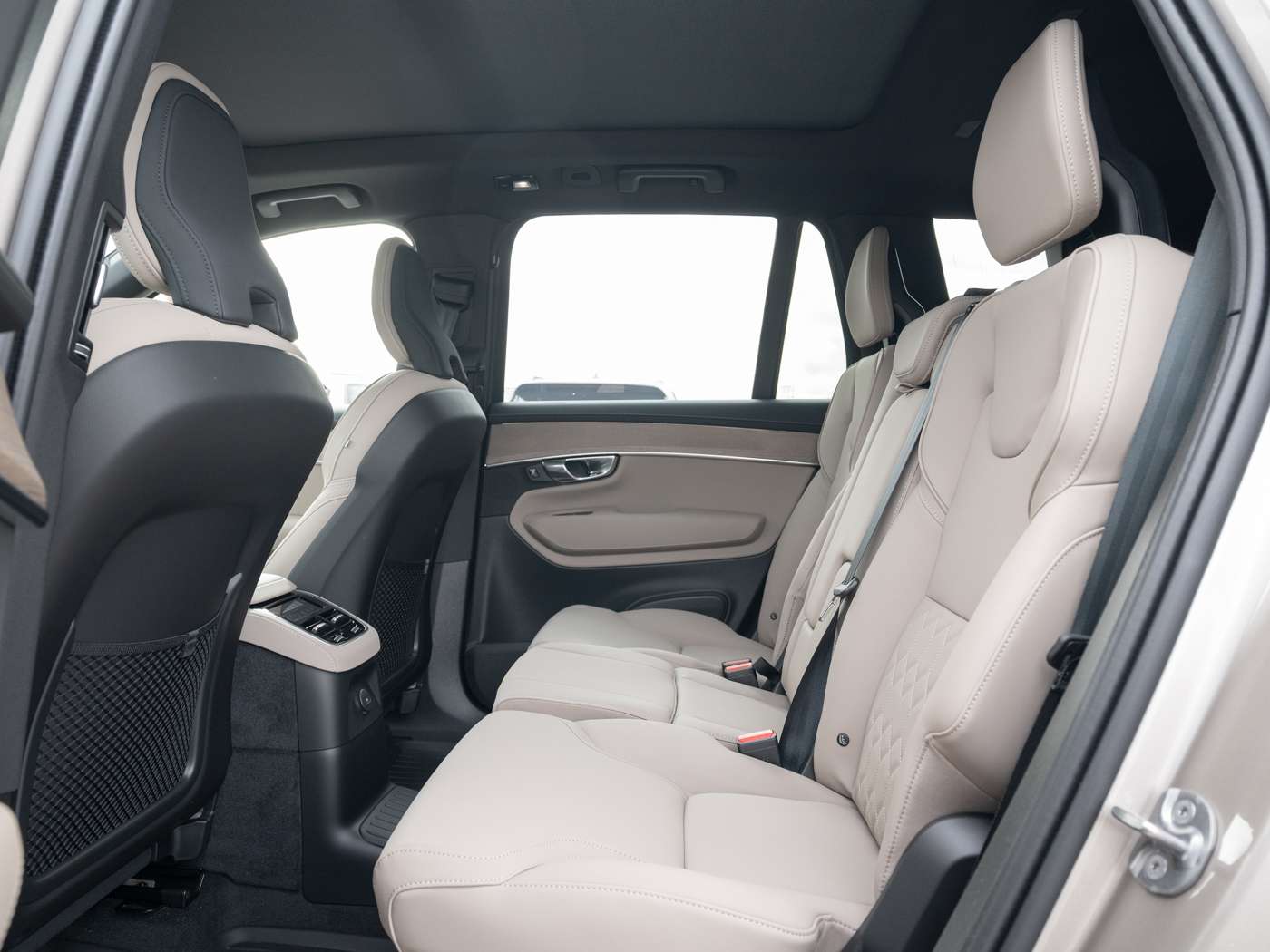 2026 Volvo XC90 T8 PLUS DARK THEME alt 5