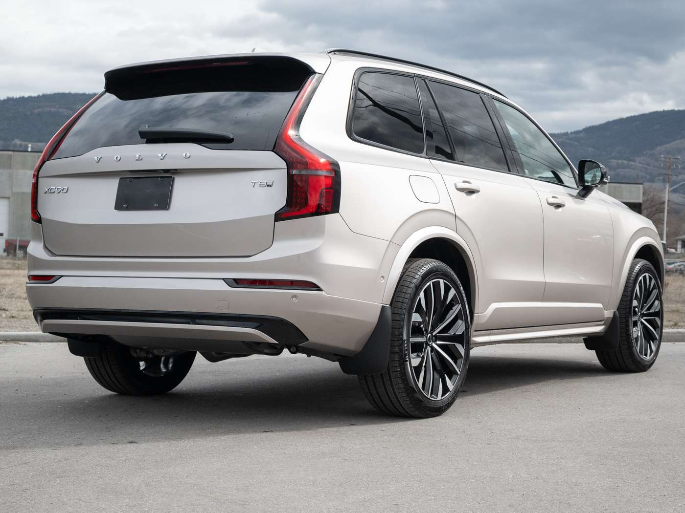 2026 Volvo XC90 T8 PLUS DARK THEME alt 2