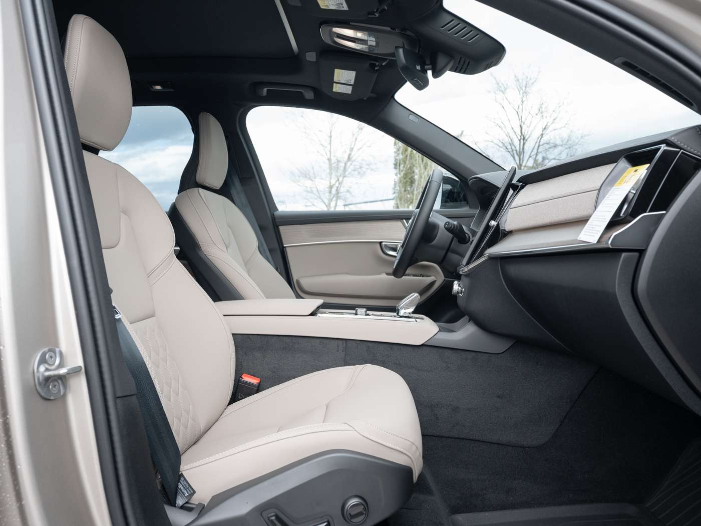 2026 Volvo XC90 T8 PLUS DARK THEME alt 3