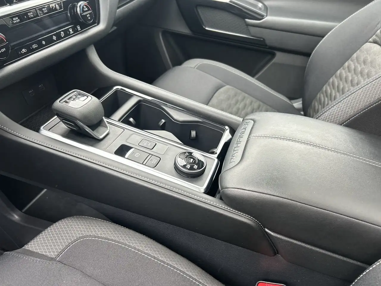 Nissan Pathfinder снимка Nissan Pathfinder