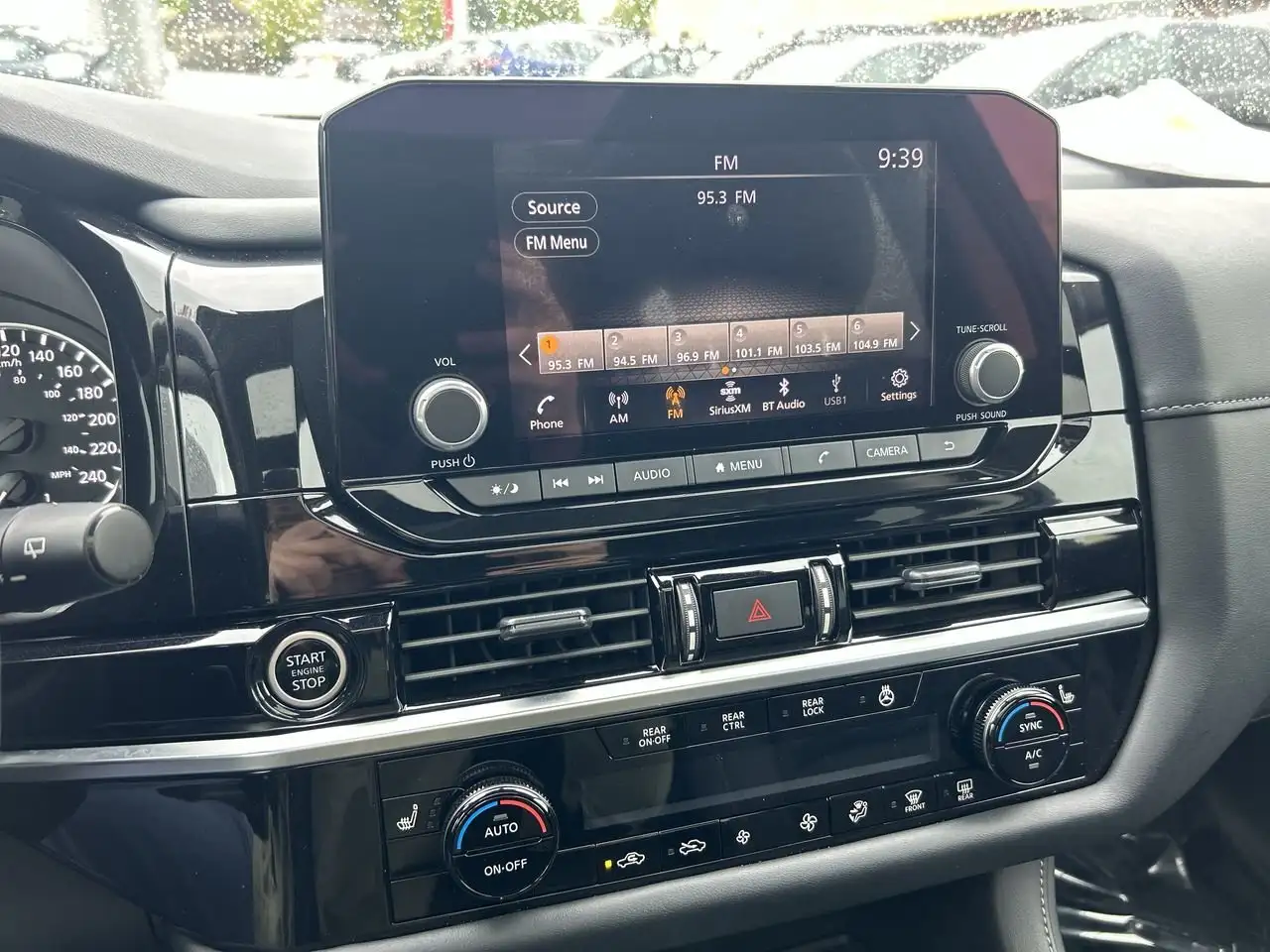 Nissan Pathfinder снимка Nissan Pathfinder