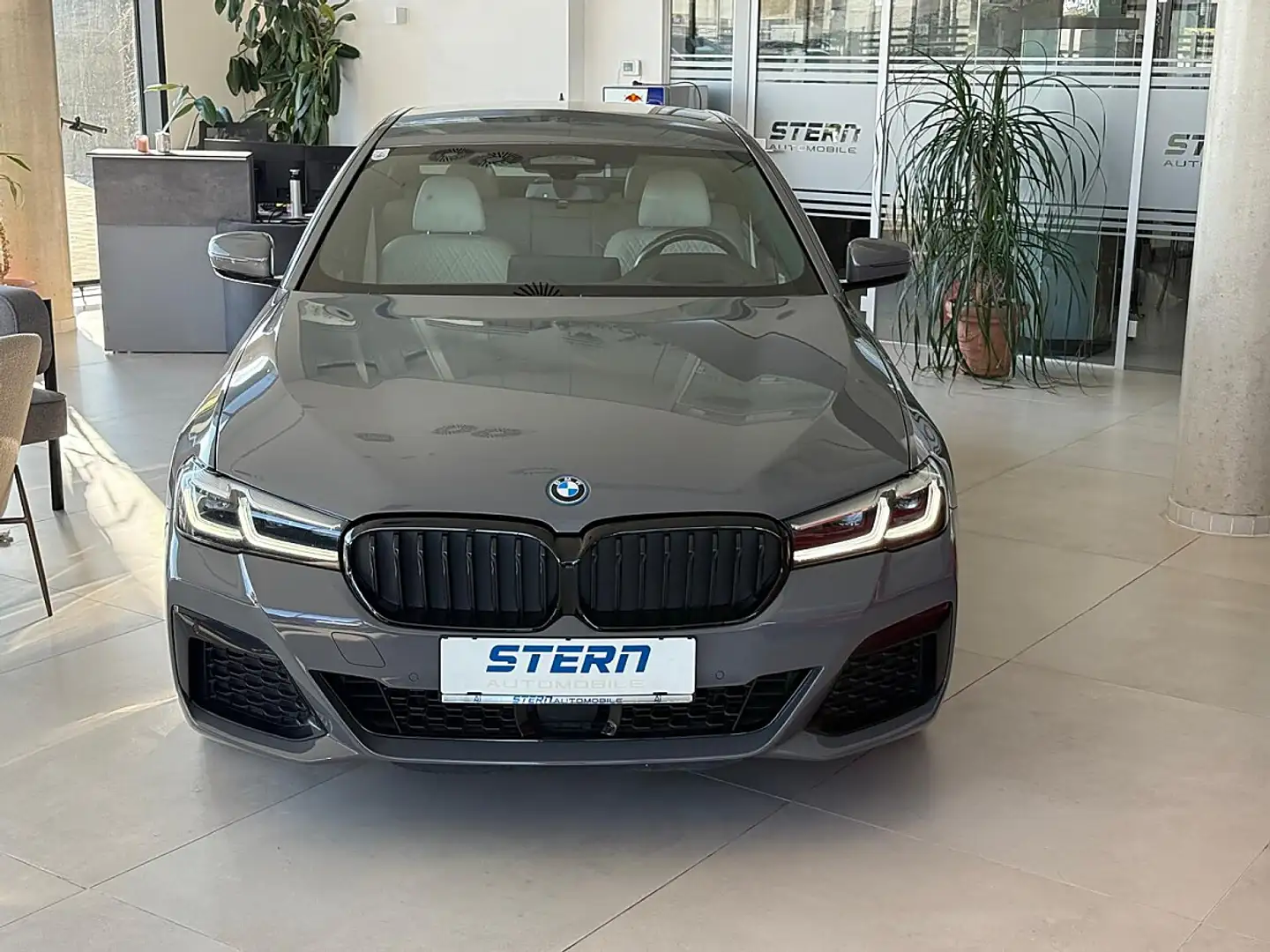 BMW 545 e xDrive M Sport *INDIVIDUAL*M-PAKET*HUD*DRIVIN... Grau - 2