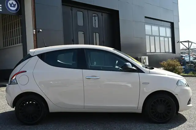 Lancia Ypsilon view 4