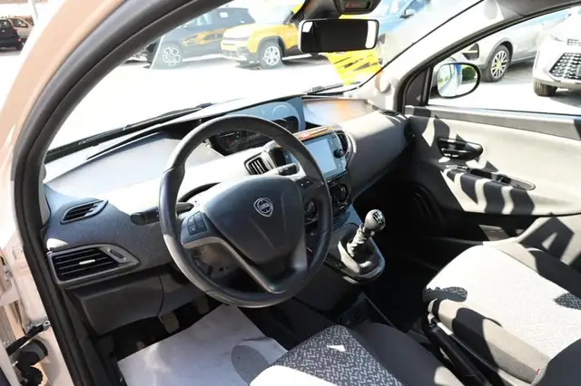 Lancia Ypsilon view 12