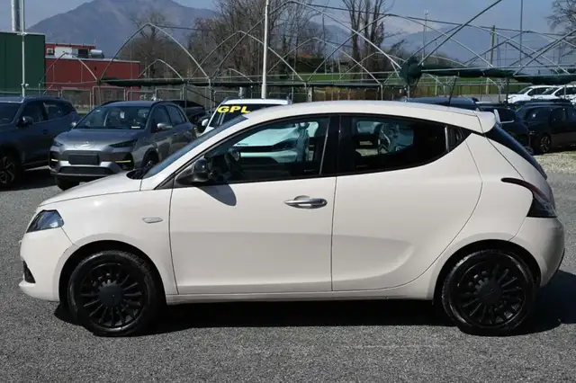 Lancia Ypsilon view 8