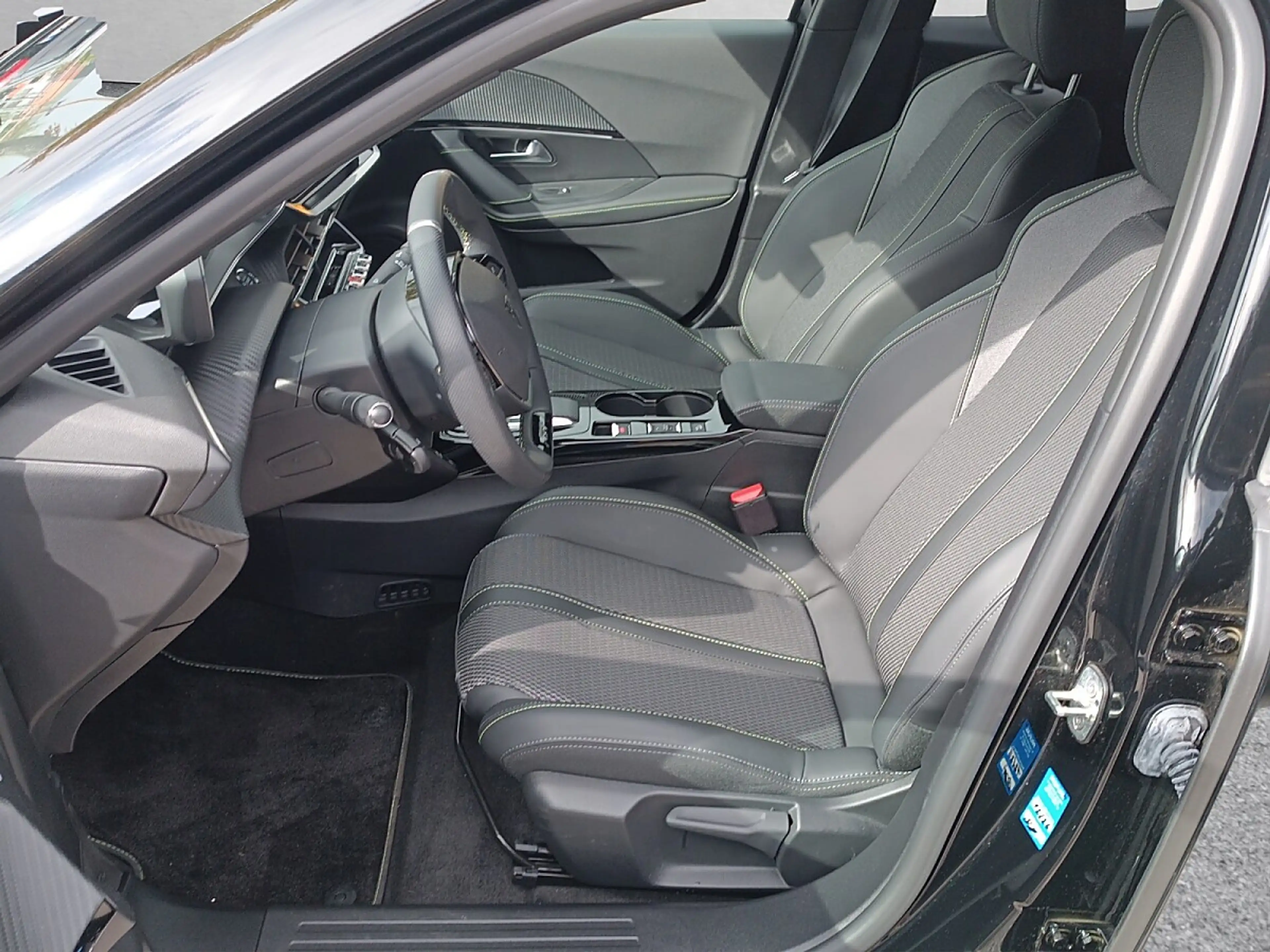 Peugeot e-2008 50kWh GT — photo 9