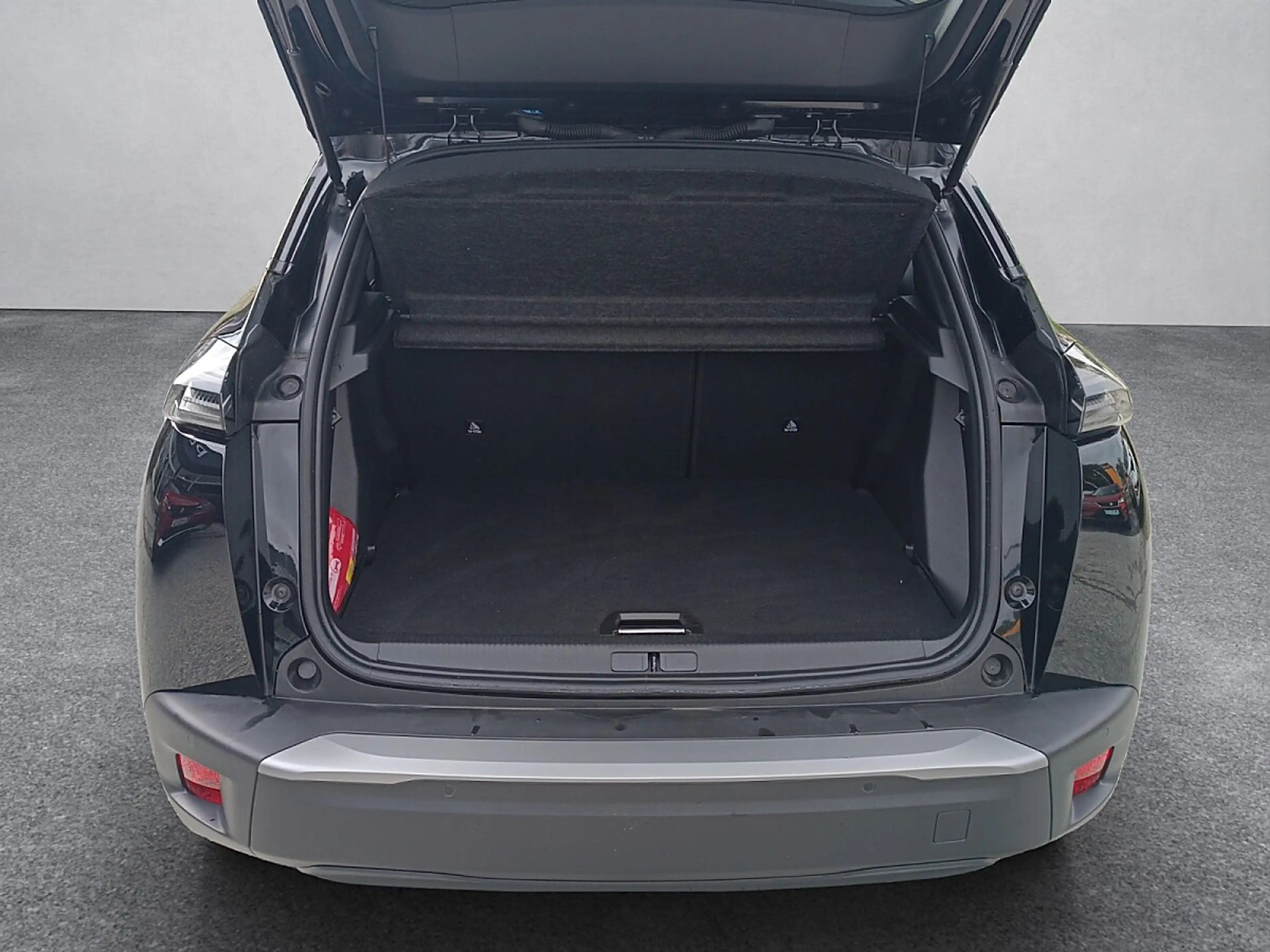 Peugeot e-2008 50kWh GT — photo 6