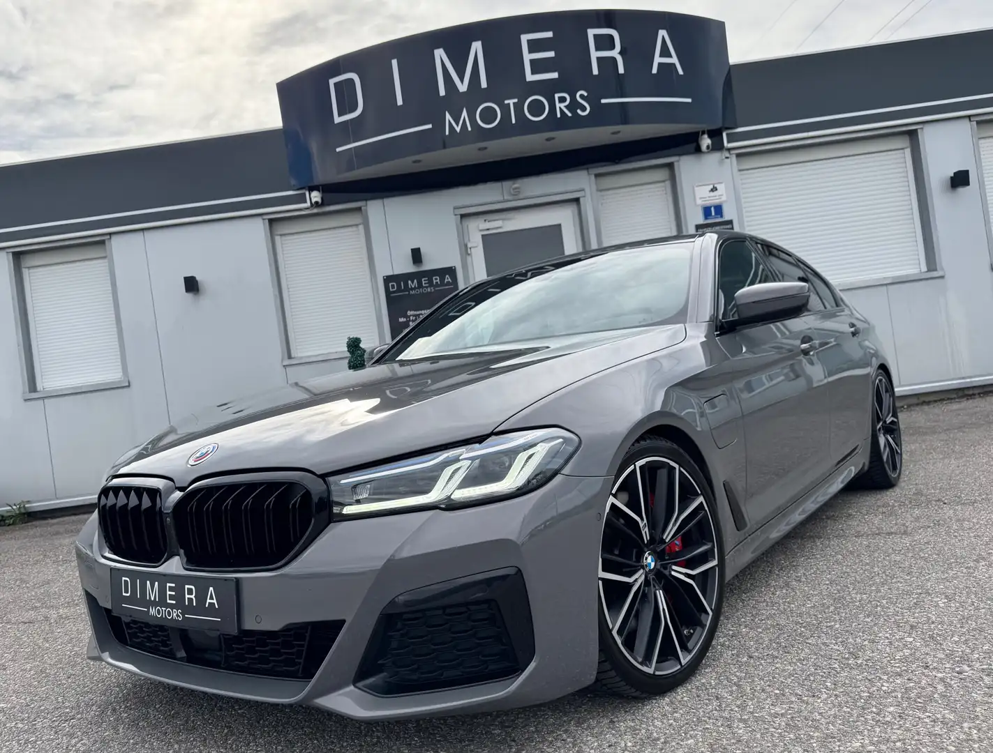 BMW 545 e B58 xDrive M-PAKET, 360° CAM, ACC, 20" M-ALU Gris - 1