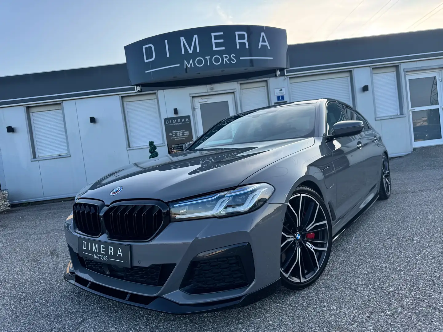 BMW 545 e B58 xDrive M-PERFORMANCE, ACC, KOMFORT, 20-ZOLL Grijs - 1