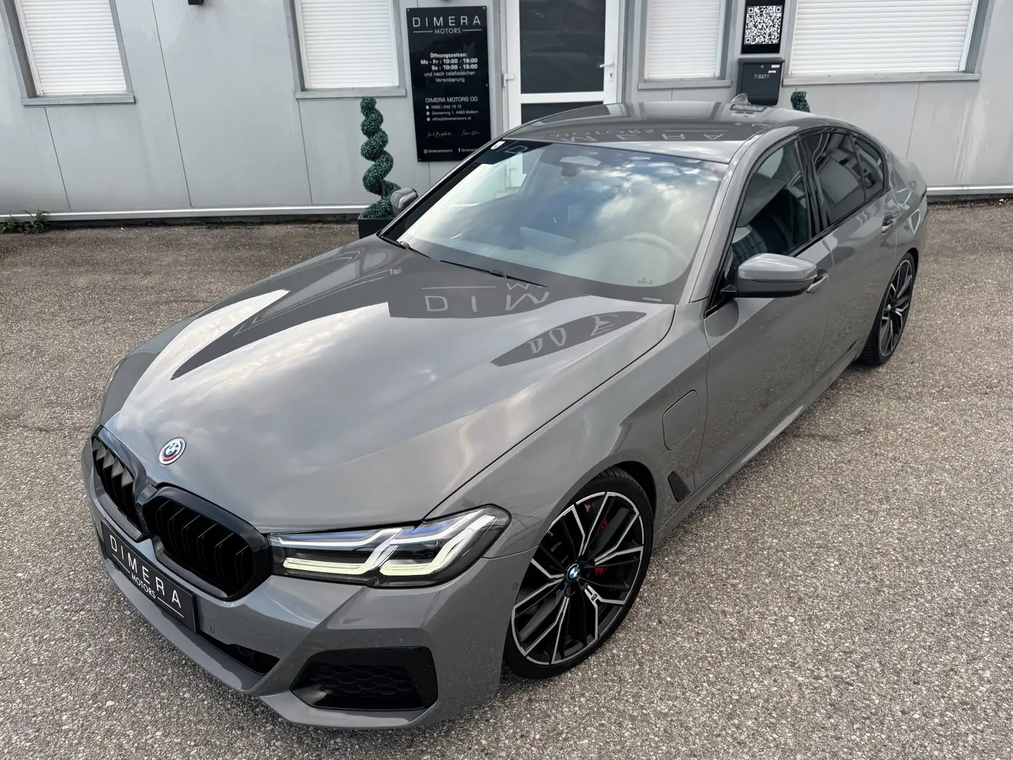 BMW 545 e B58 xDrive M-PAKET, 360° CAM, ACC, 20" M-ALU Gris - 2
