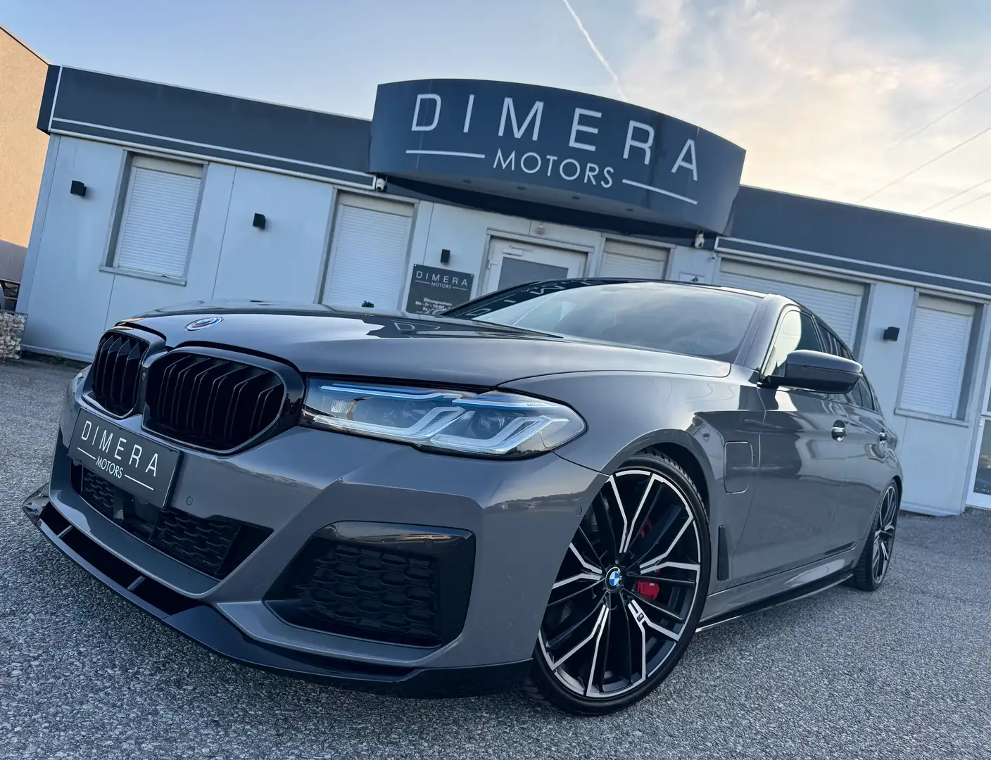 BMW 545 e B58 xDrive M-PERFORMANCE, ACC, KOMFORT, 20-ZOLL Grijs - 2