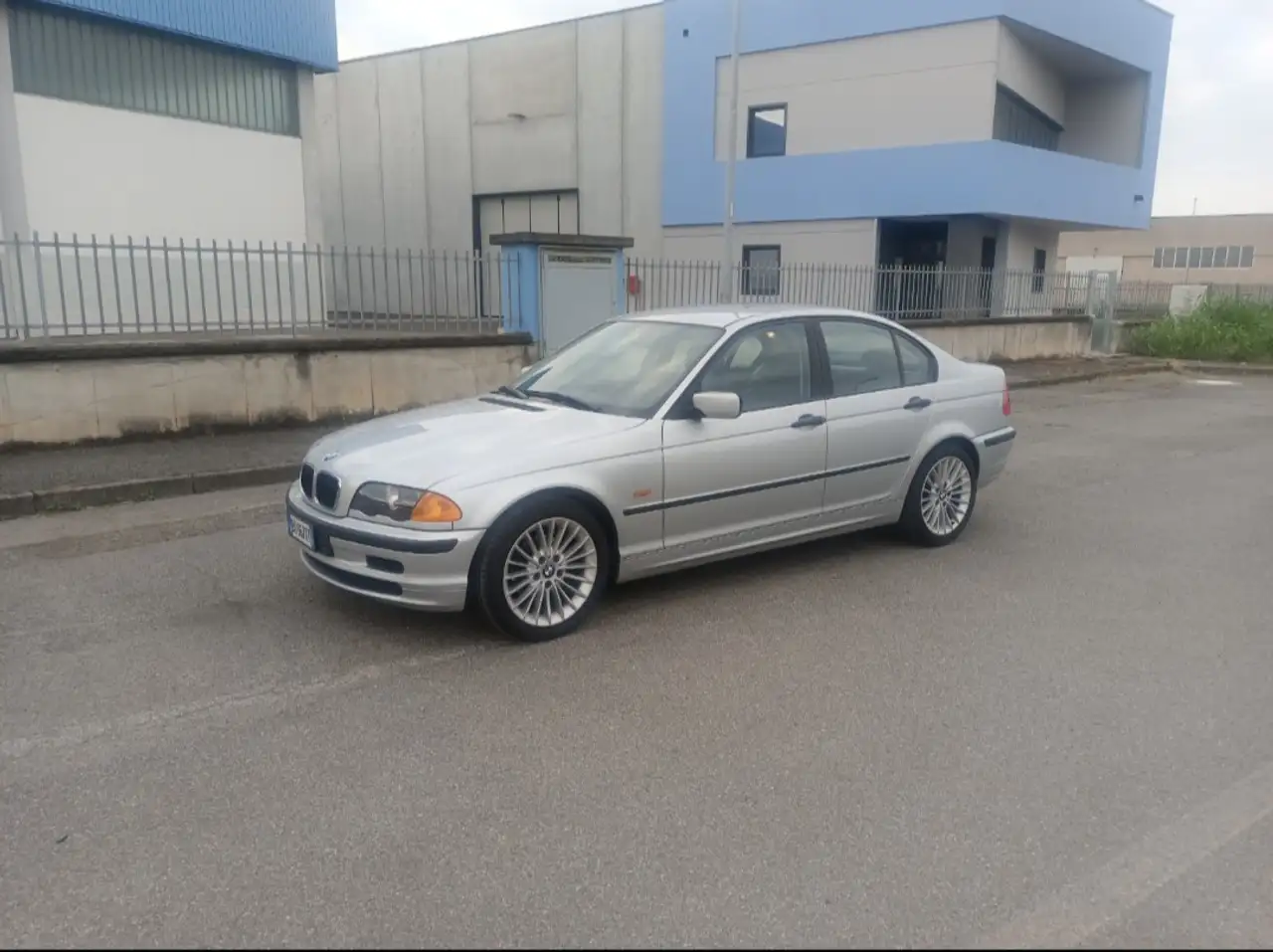 BMW 318i, foto 1