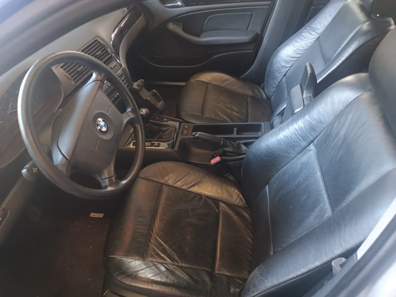 BMW 318i, foto 2