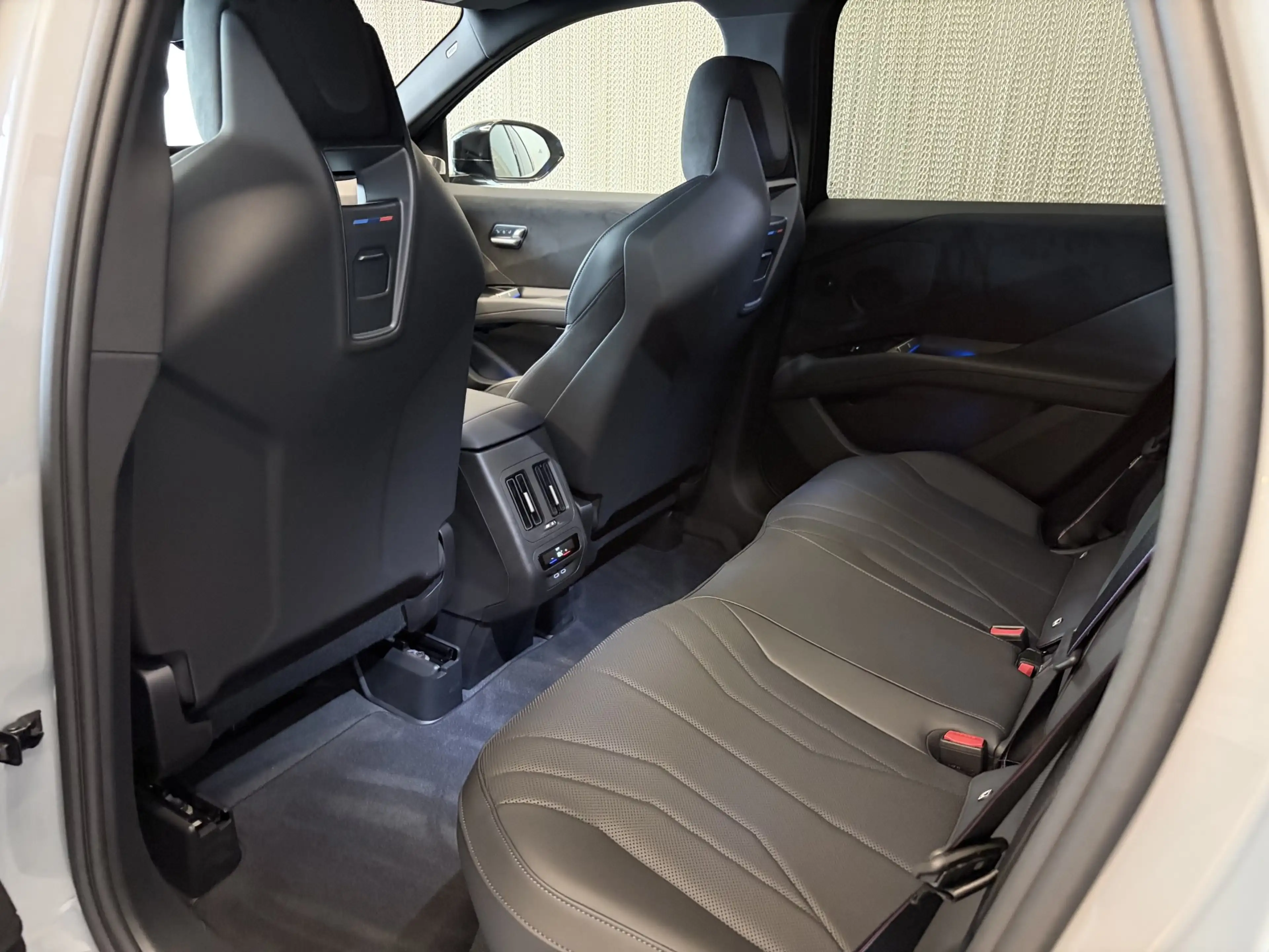 BMW iX3 40 sDrive — photo 15
