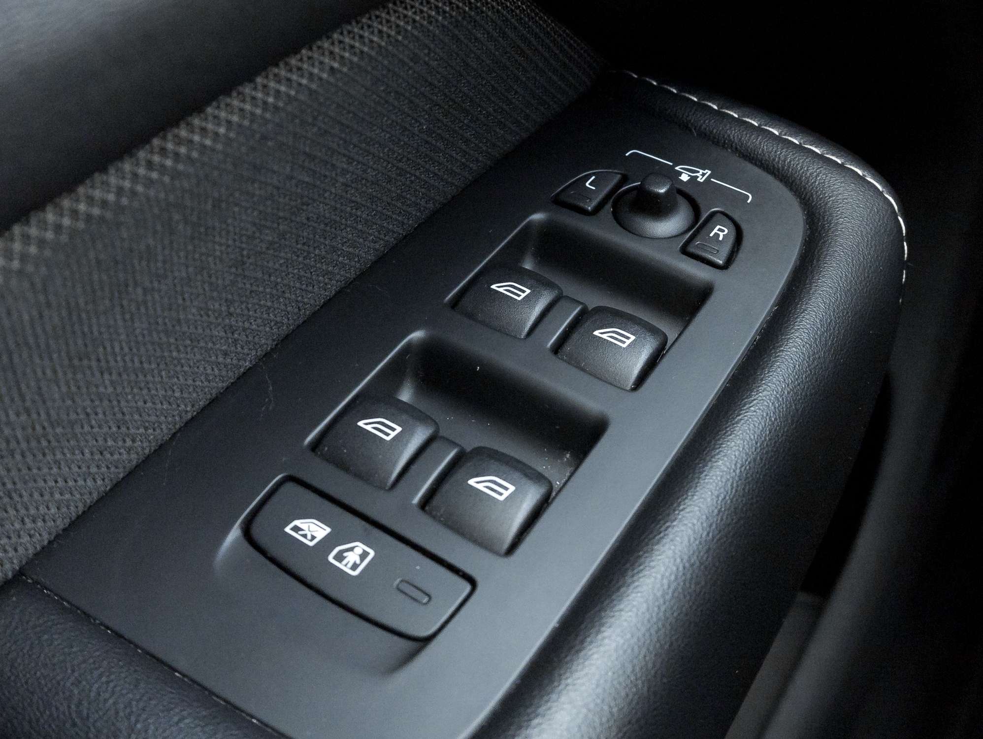 2022 Volvo XC60 T8 eAWD PHEV R-Design |NEW TIRES |VOLVO CPO thumb 12