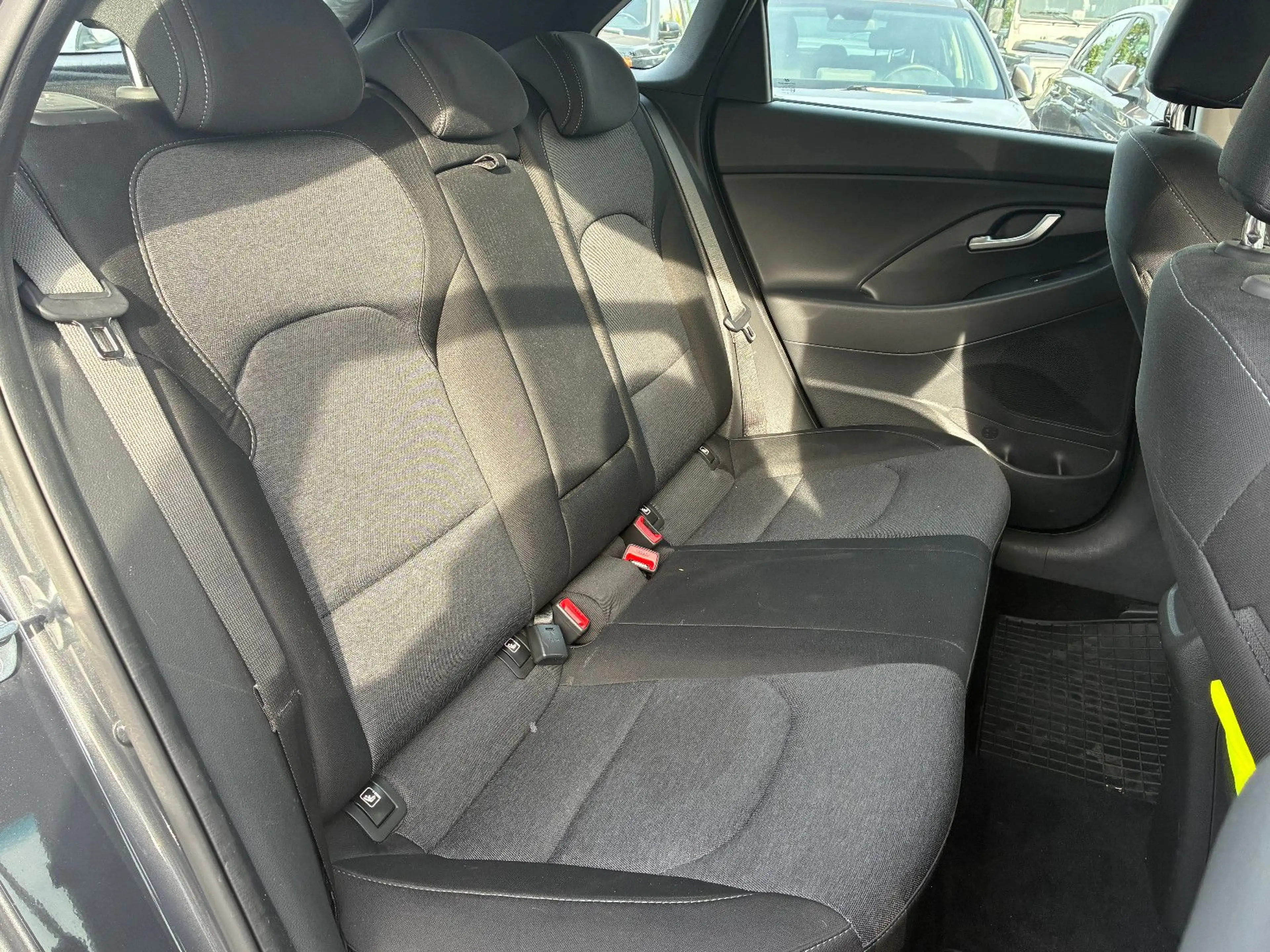 Hyundai i30 Limousine, Automatik, TÜV neu — photo 13