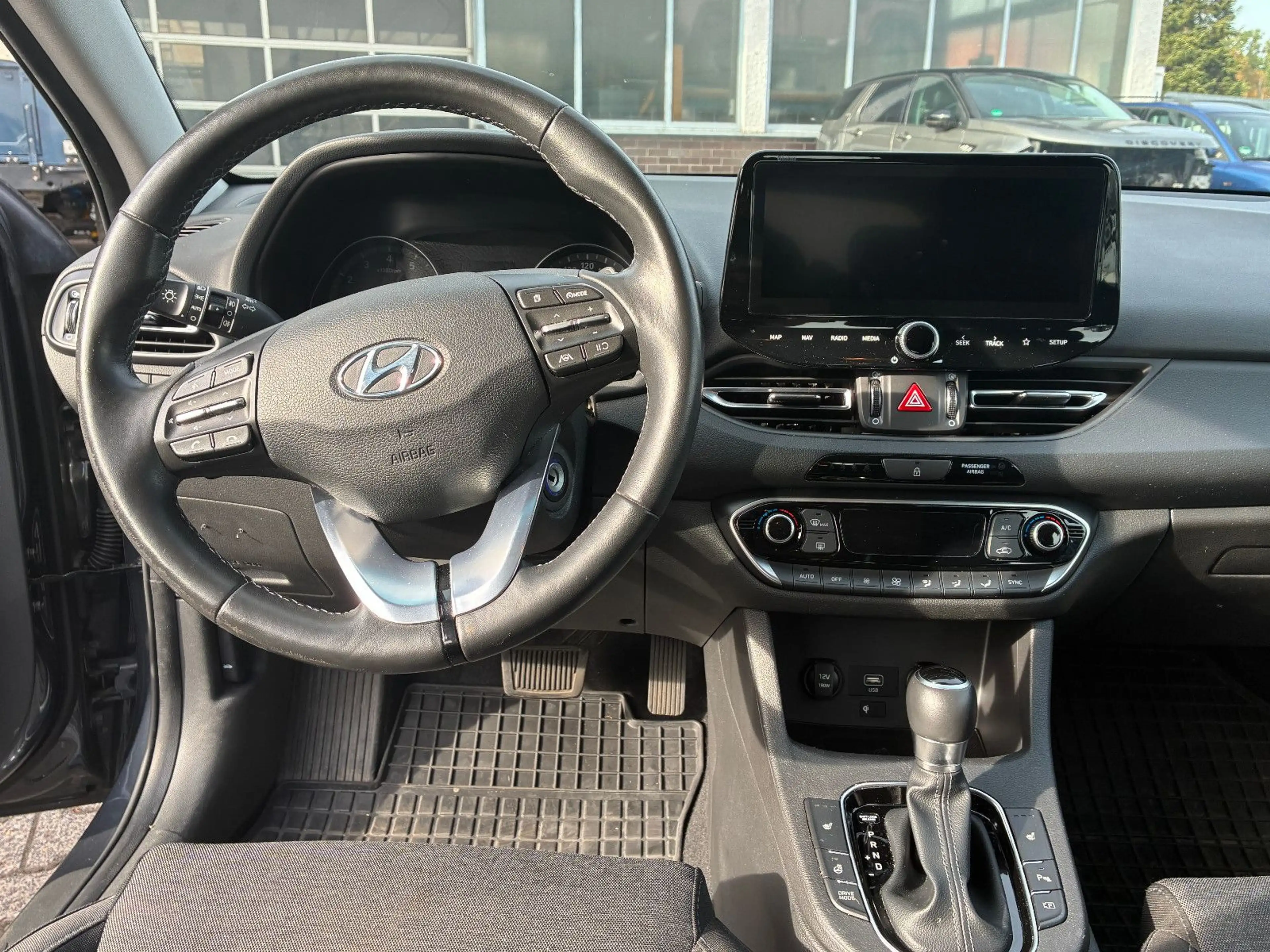 Hyundai i30 Limousine, Automatik, TÜV neu — photo 10