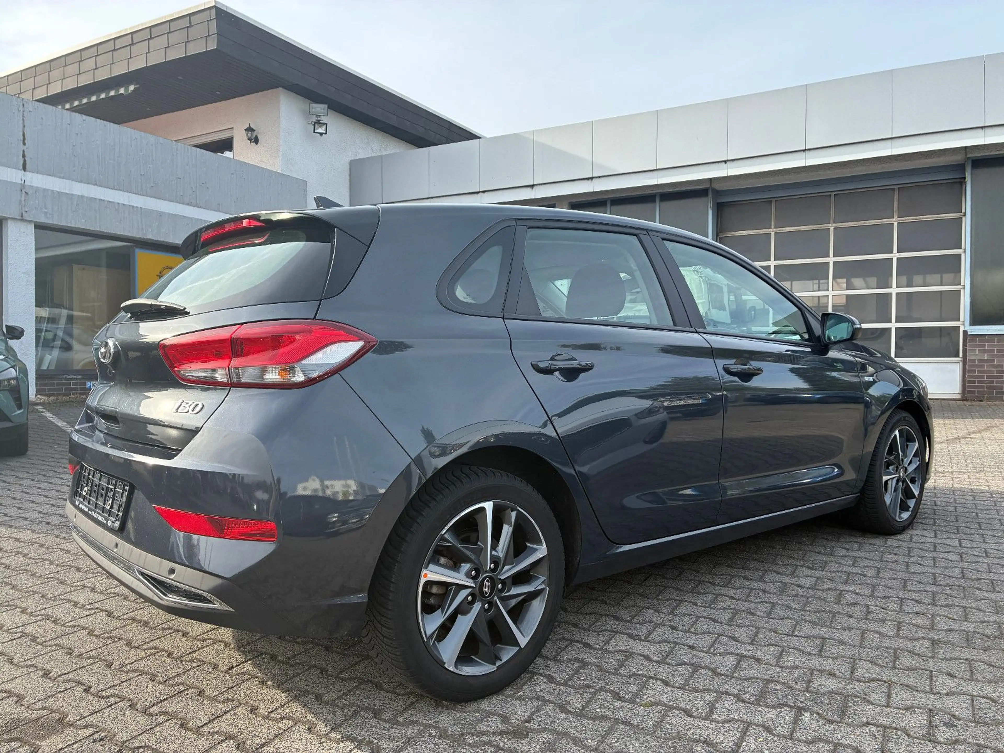 Hyundai i30 Limousine, Automatik, TÜV neu — photo 8