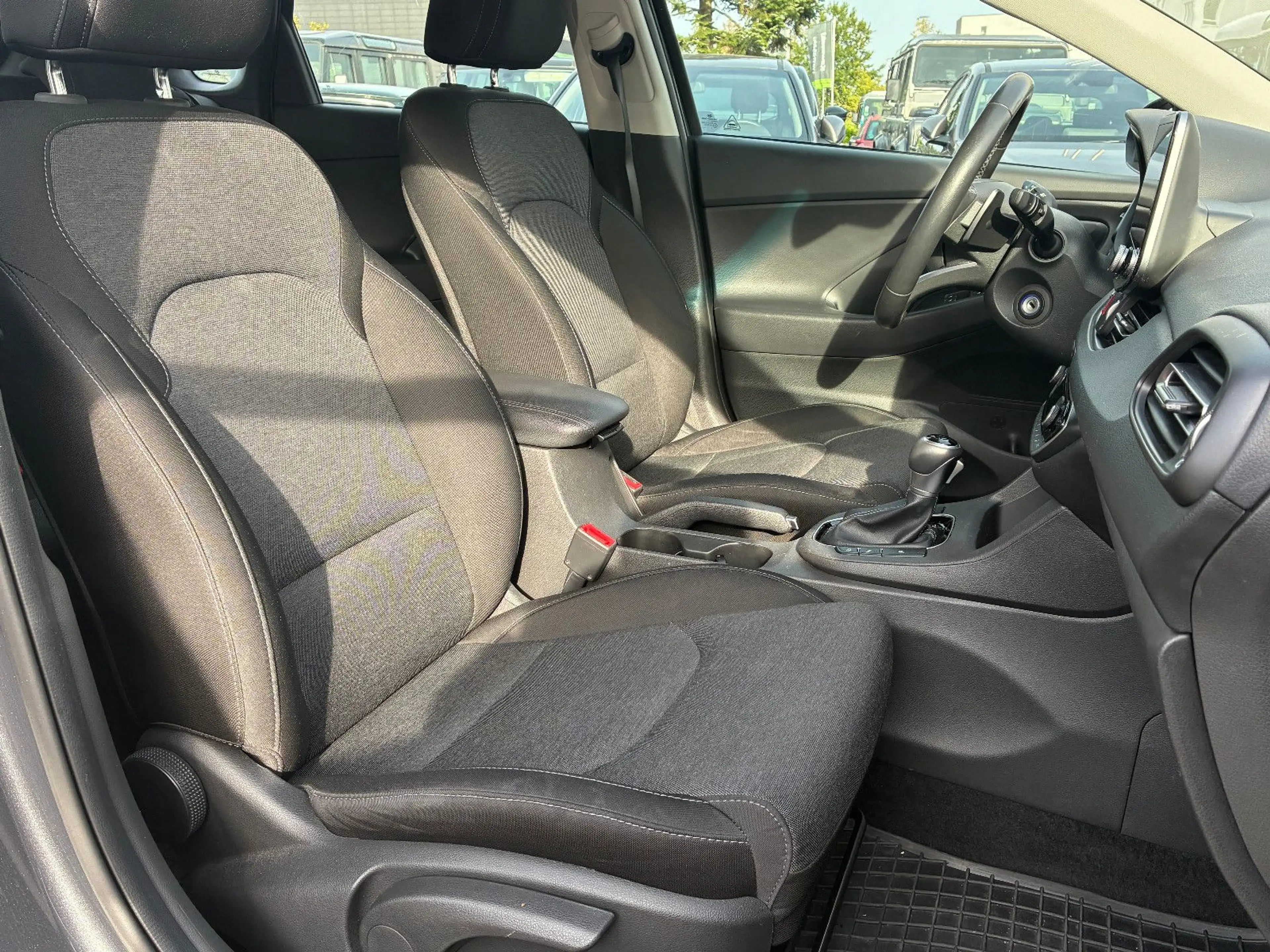 Hyundai i30 Limousine, Automatik, TÜV neu — photo 12