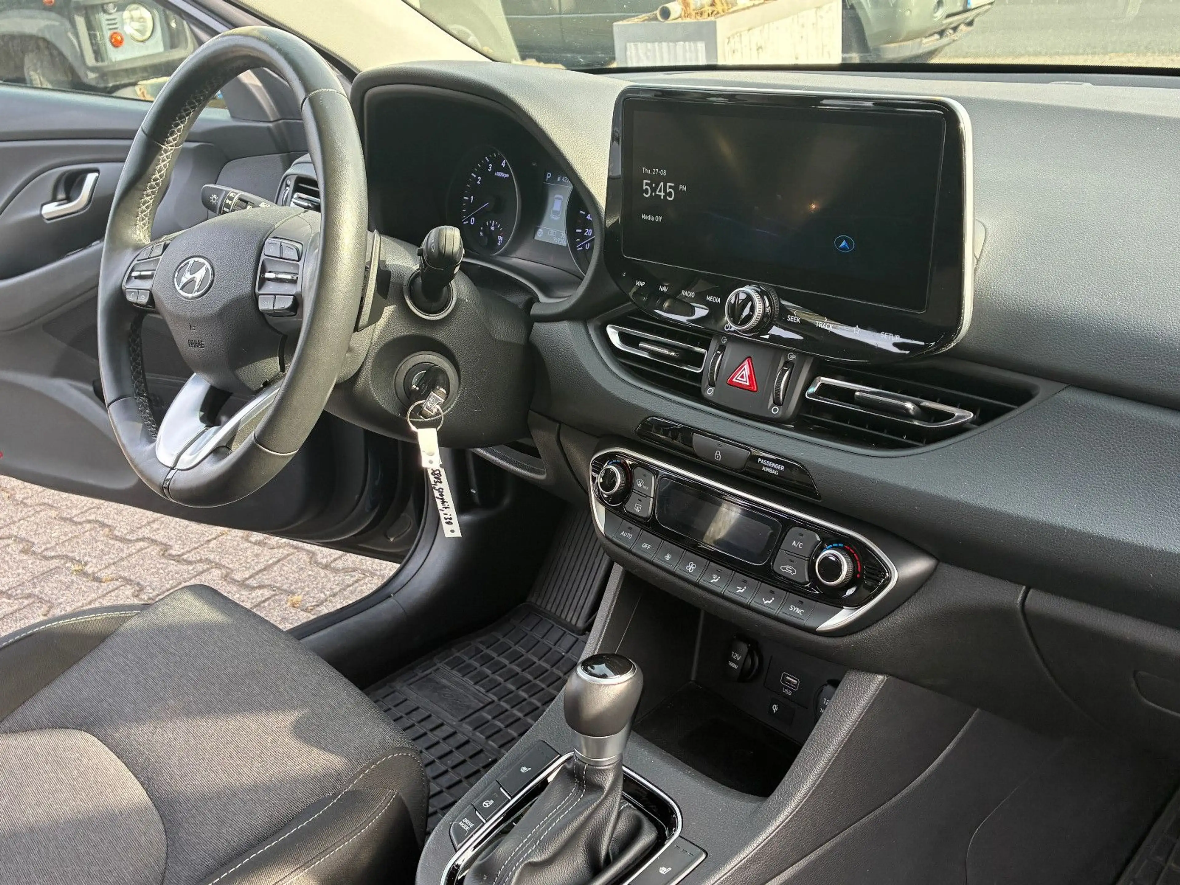 Hyundai i30 Limousine, Automatik, TÜV neu — photo 11