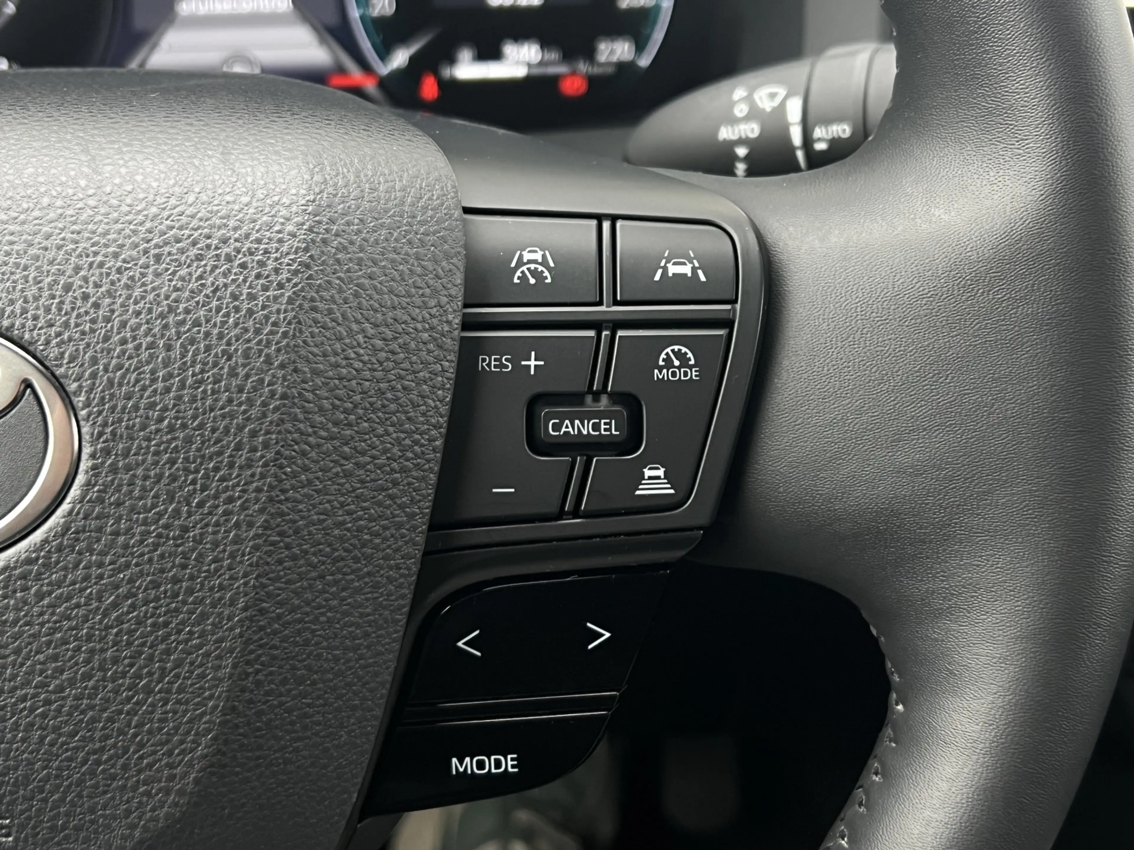 Toyota C-HR 2.0 Plug-in Hybrid 220 Executive | JBL | ACC | Pre — photo 14