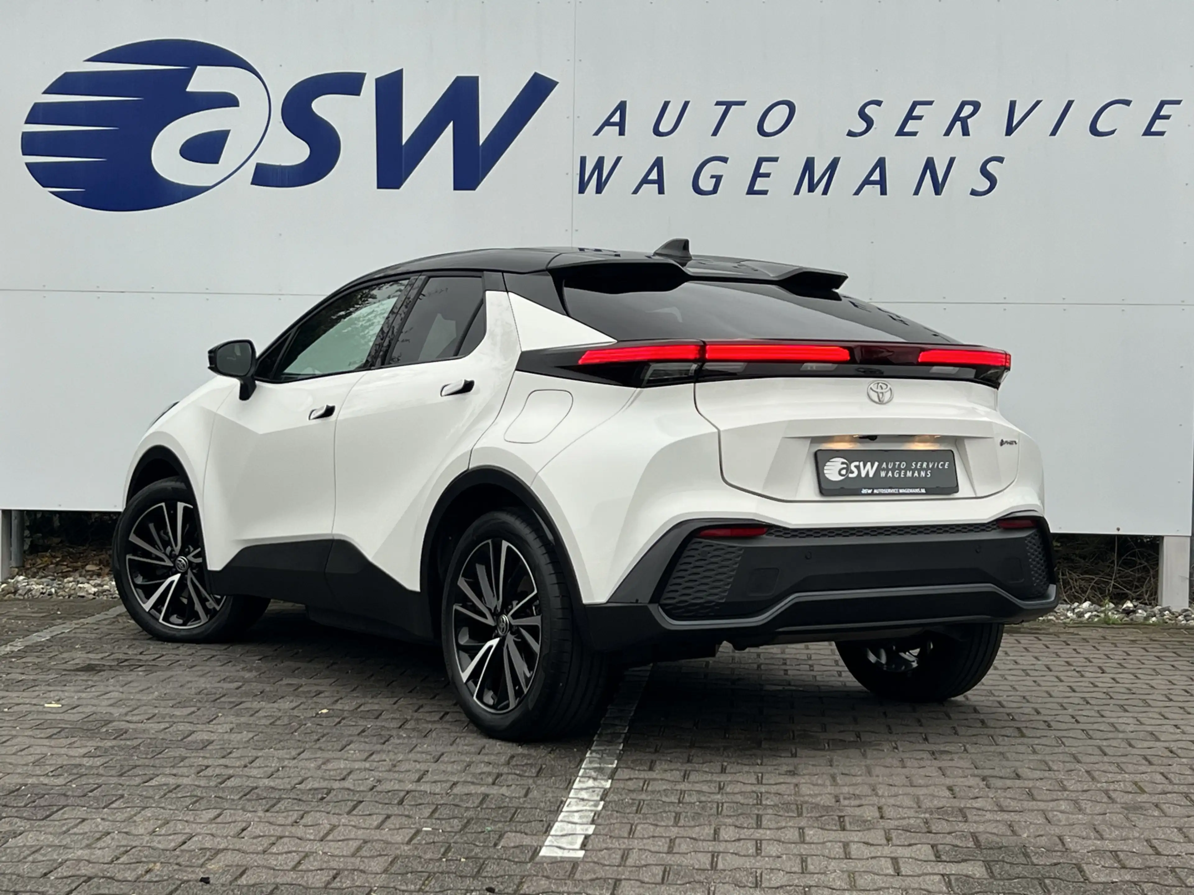 Toyota C-HR 2.0 Plug-in Hybrid 220 Executive | JBL | ACC | Pre — photo 4