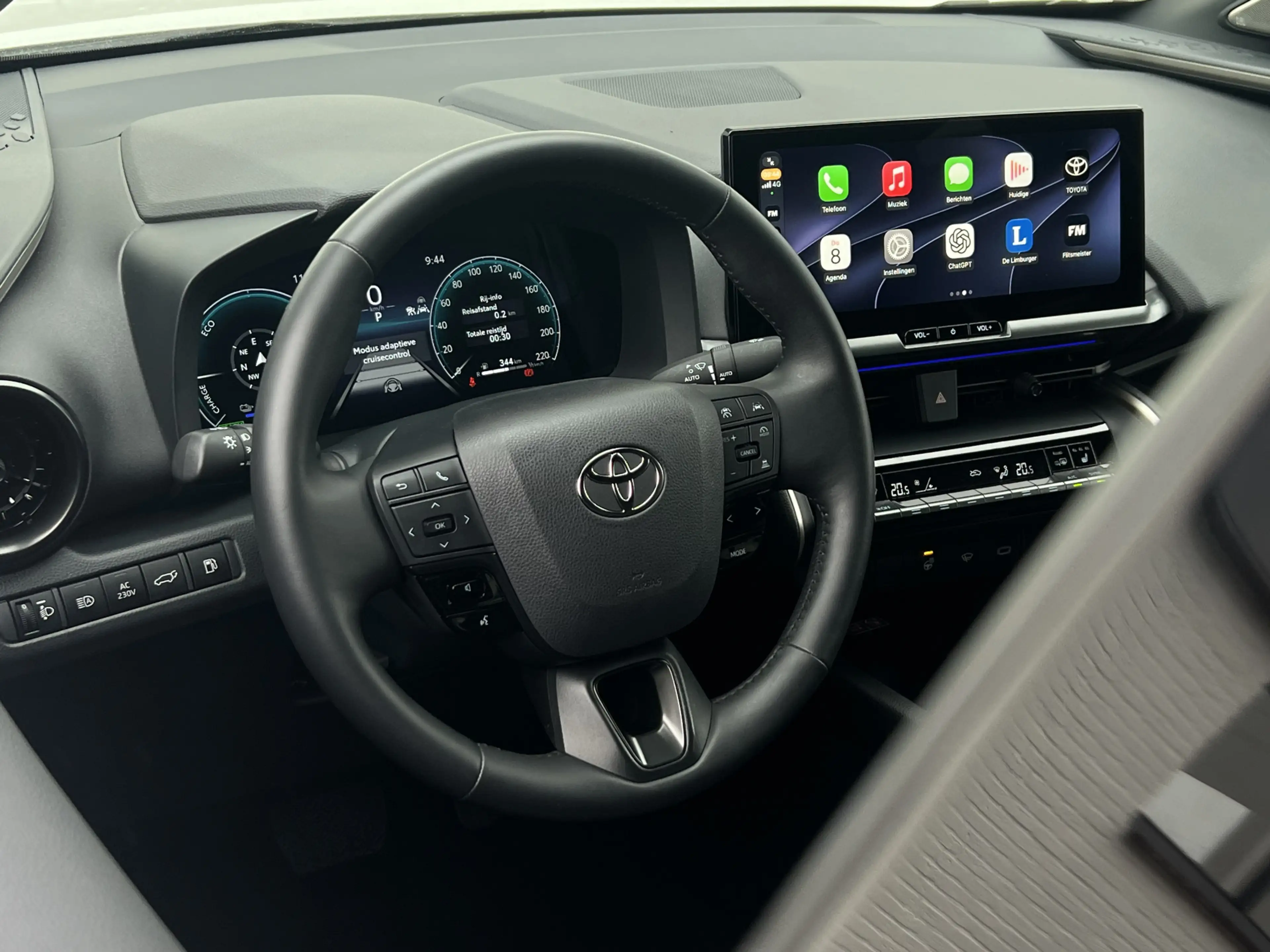 Toyota C-HR 2.0 Plug-in Hybrid 220 Executive | JBL | ACC | Pre — photo 8