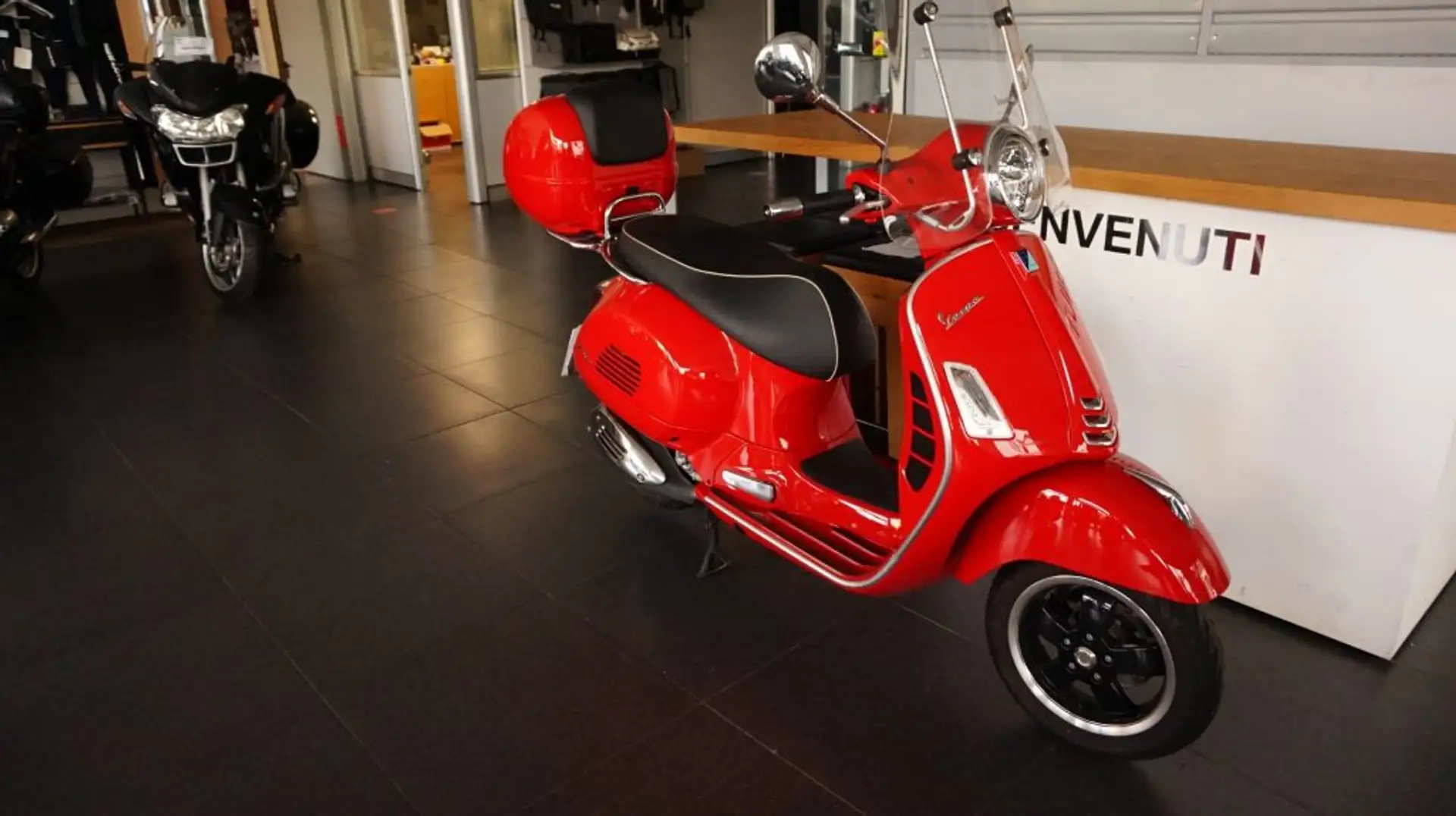 Piaggio Vespa GTS 300 Super ABS Rosso - 1