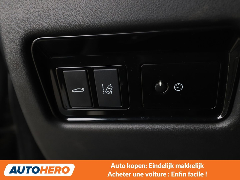 Jaguar XE 20d E-Performance R-Sport — photo 12