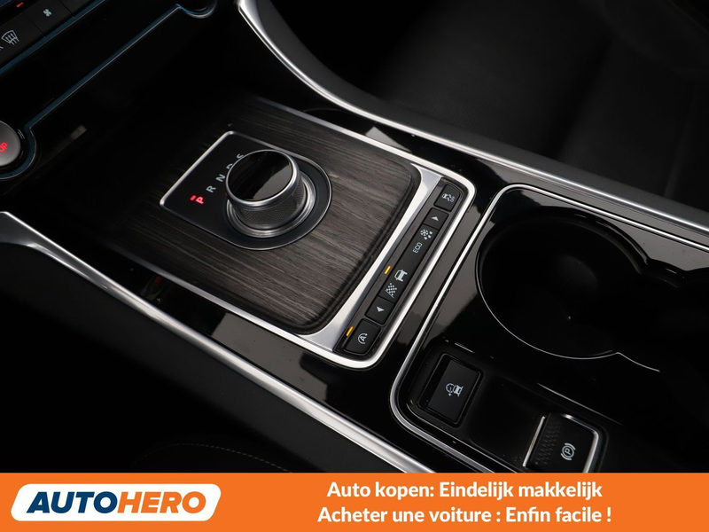 Jaguar XE 20d E-Performance R-Sport — photo 11