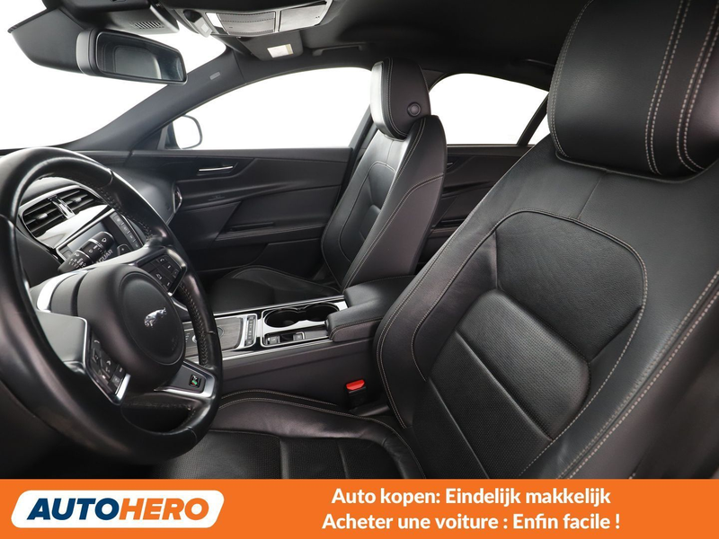 Jaguar XE 20d E-Performance R-Sport — photo 15