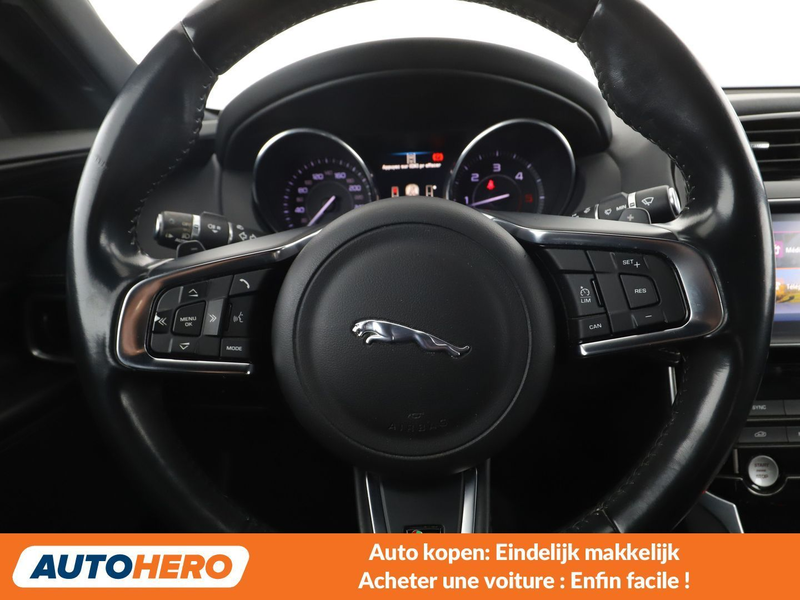 Jaguar XE 20d E-Performance R-Sport — photo 5