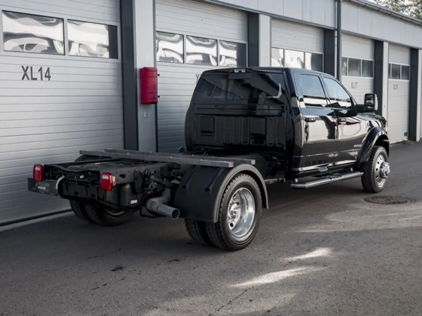 Dodge RAM RAM 5500 Laramie Chassis Cab 84'' Crew Cab 6,7 ... Schwarz - 2